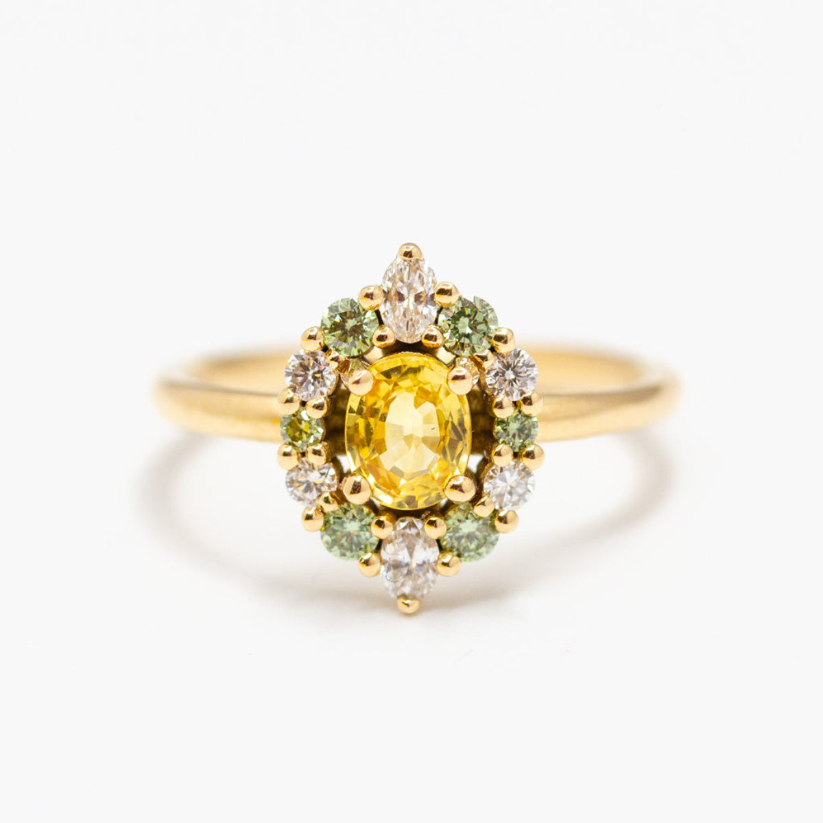 Sur-mesure : Bague entourage ovale sertie d'un saphir jaune ovale, entouré d'un pavage en diamants blancs et vert, fabriquée à la main en or jaune Fairmined 18 carats