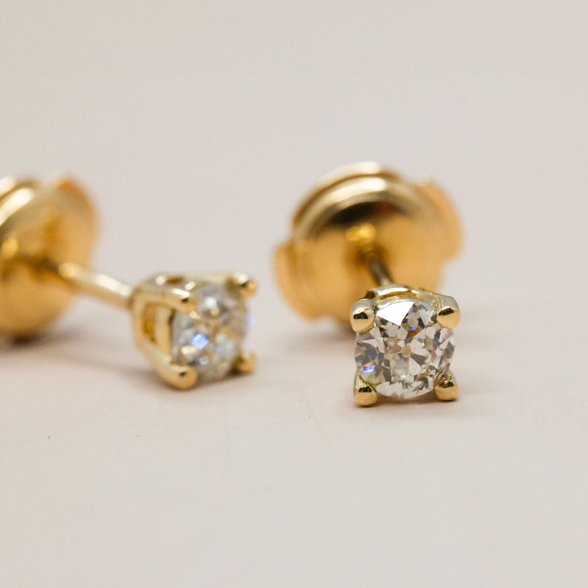 Boucles d'oreille diamant et or créées sur esure avec des pierres de famille. Transformation de bijou et création sur-mesure à Paris, Lyon 