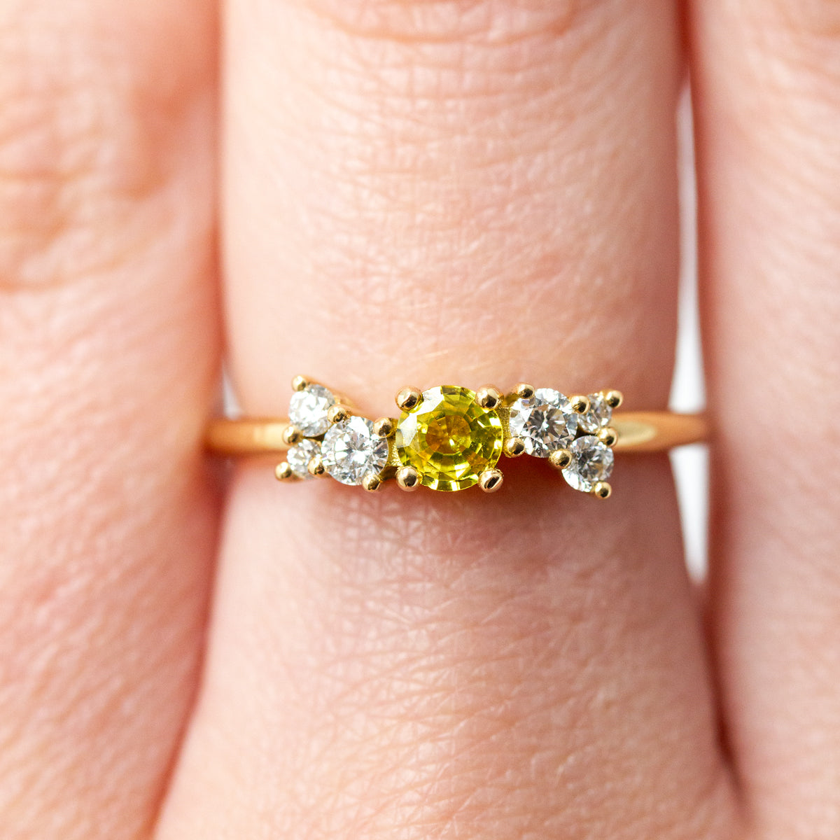 Bague de fiançailles constellation originale femme avec un saphir central jaune et 6 diamants de synthèse, fabriquée en or jaune recyclé + prime éthique Fairmined dans notre propre atelier parisien