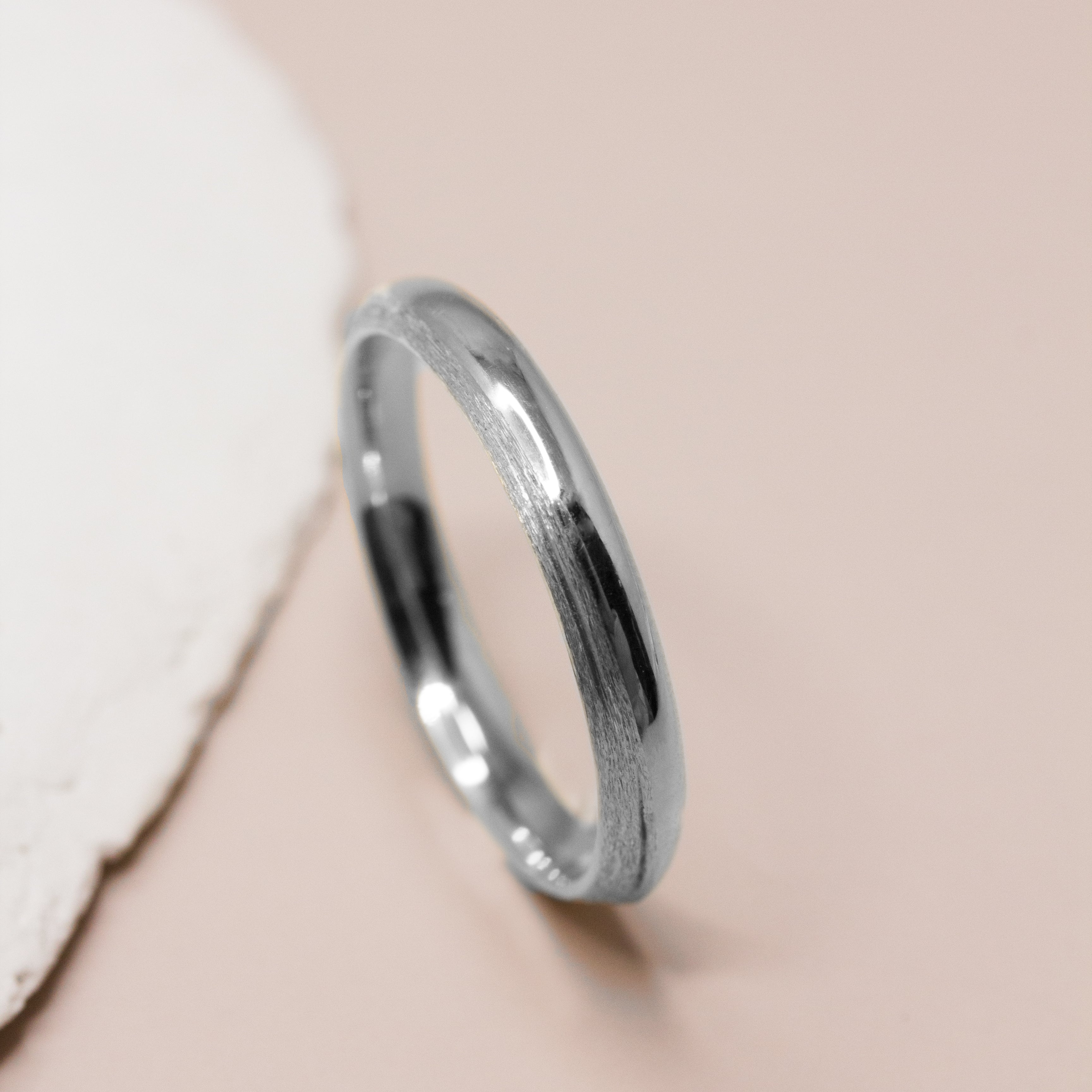 Alliance de mariage originale et éthique. Joaillerie artisanale française.