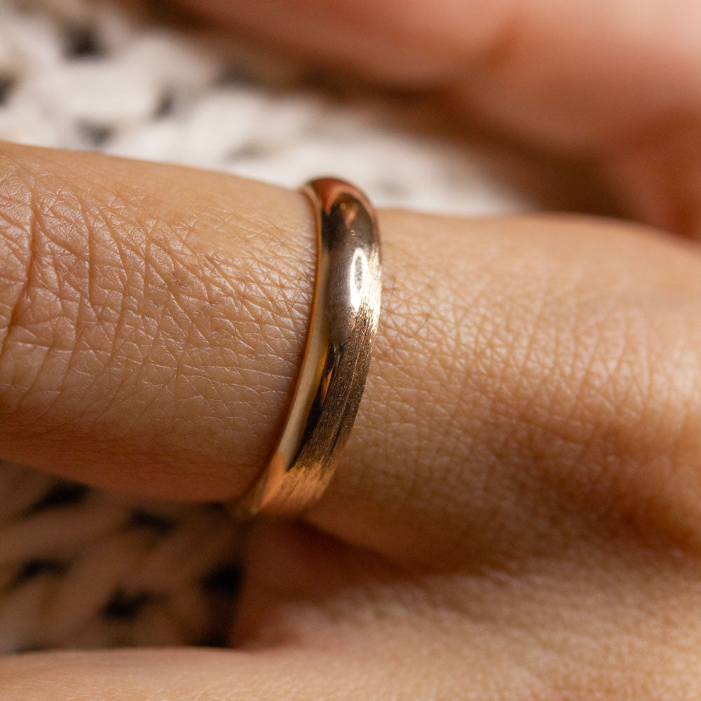 Bague éthique originale en or Fairmined réalisée dans un atelier de joaillerie artisanale.