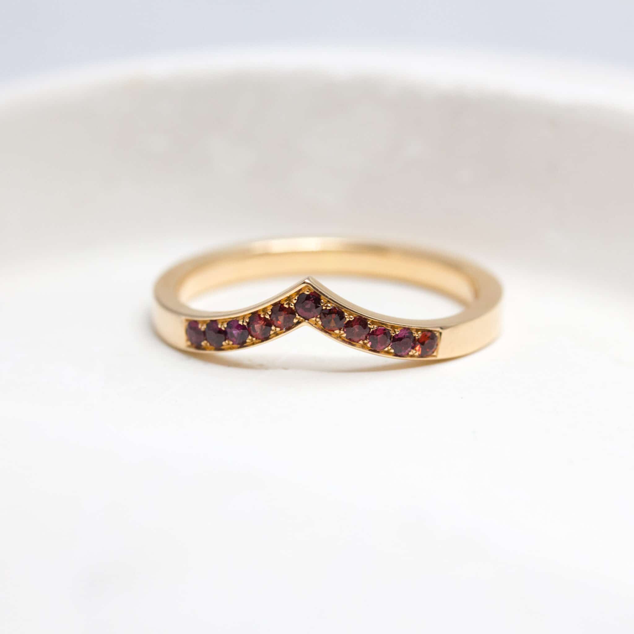 Bague Azur pavée de grenats façonnée en or rouge 18 carats Fairmined à Paris