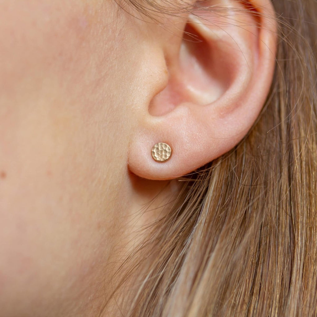 Puces d'oreille Sarita façonnées en or rose-champagne 18 carats Fairmined à Paris