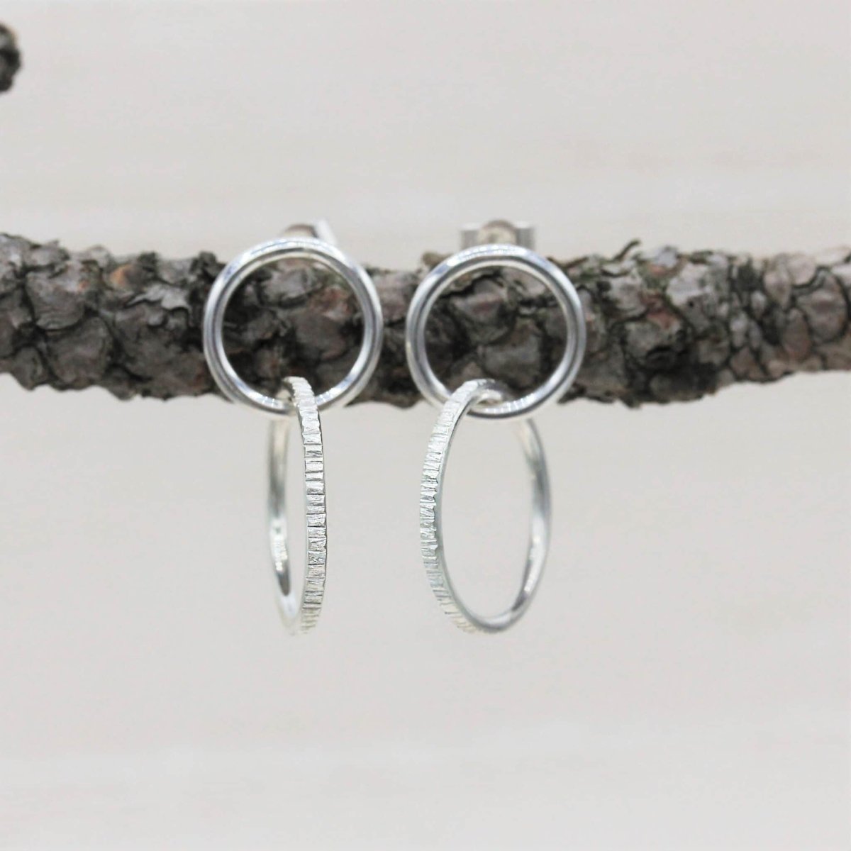 Boucles d'oreille Cercle Duo Isandre réalisées en or blanc 18 carats Fairmined à Paris