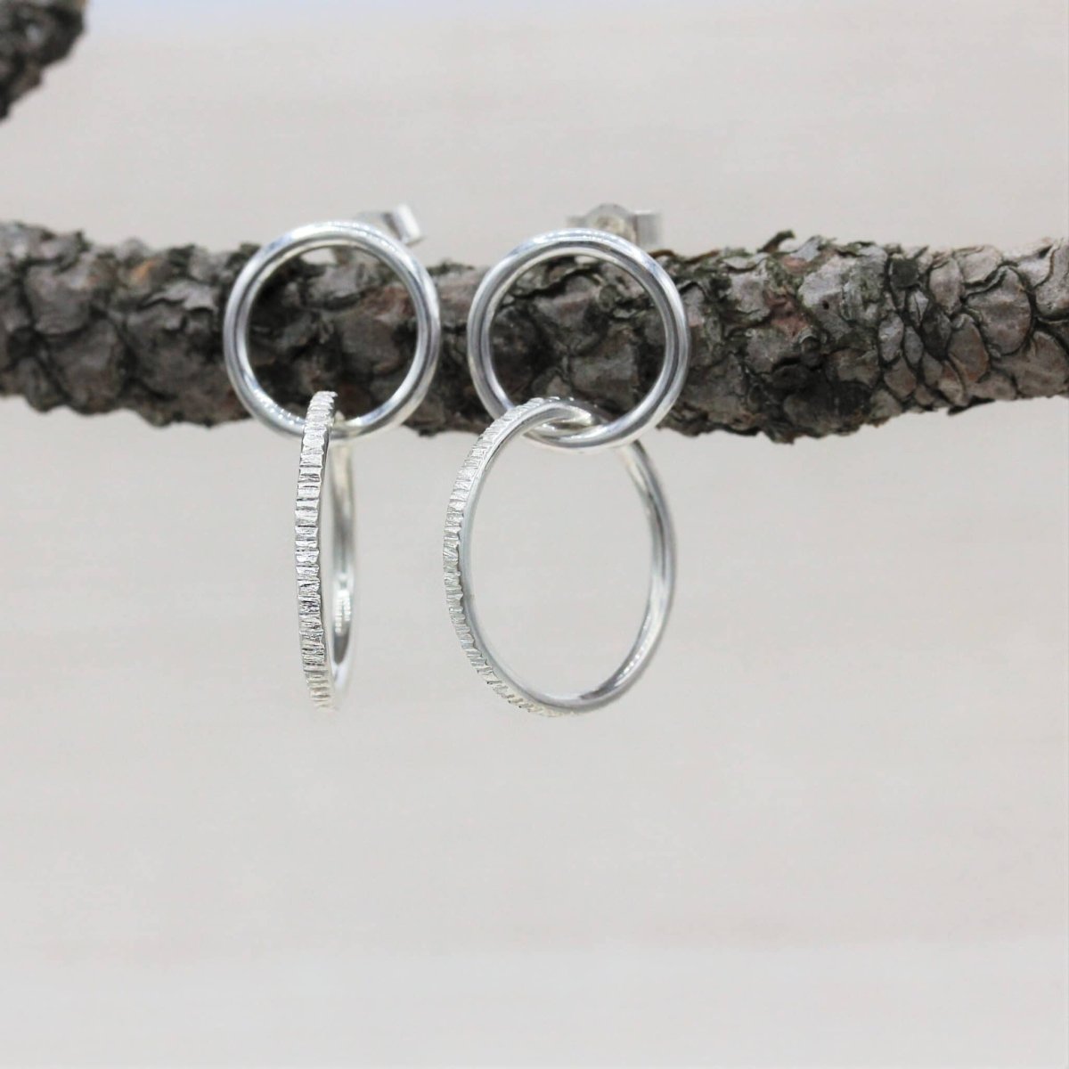 Boucles d'oreille Cercle Duo Isandre façonnées en or blanc 18 carats Fairmined à Paris