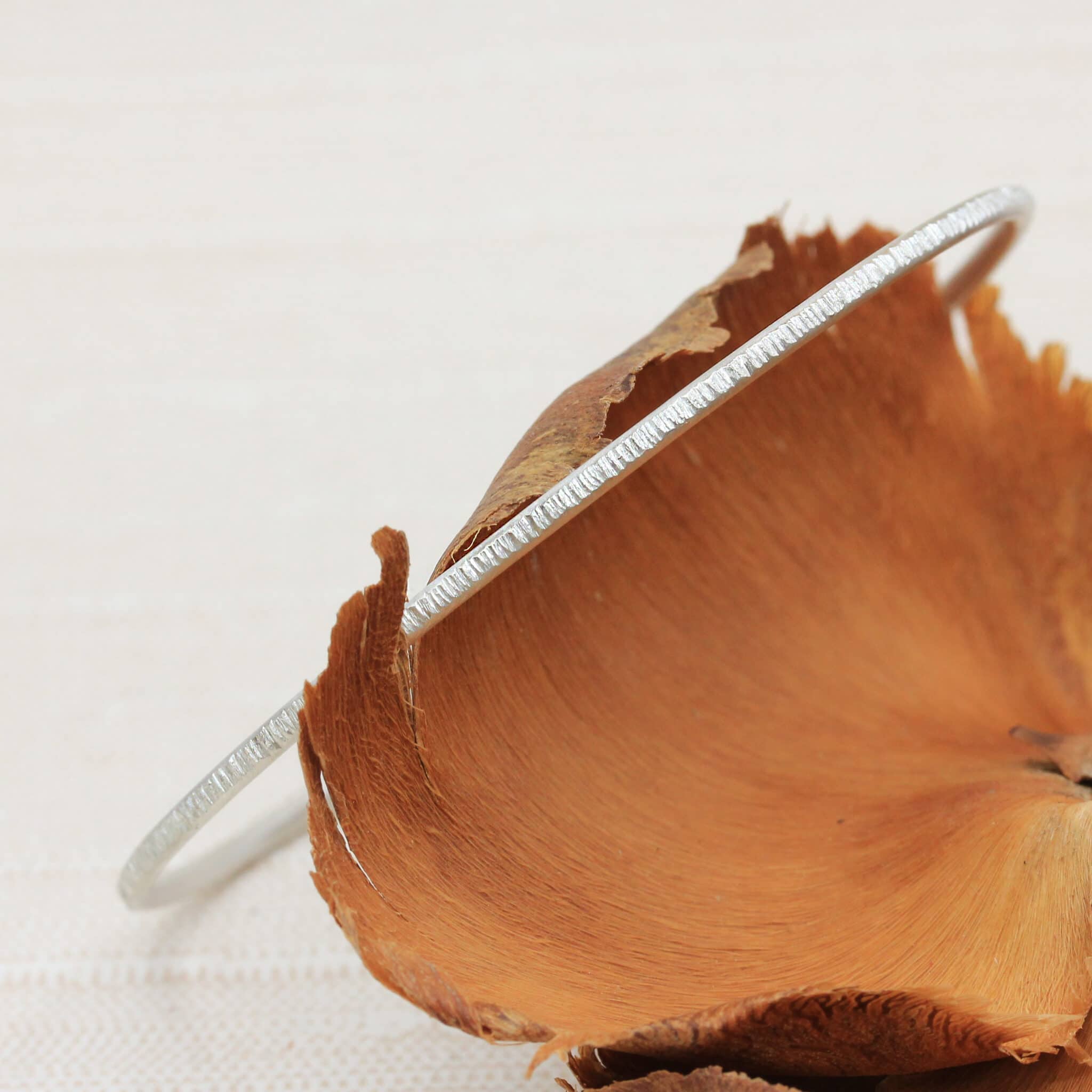 Jonc Isandre réalisée en or blanc 18 carats Fairmined à Paris