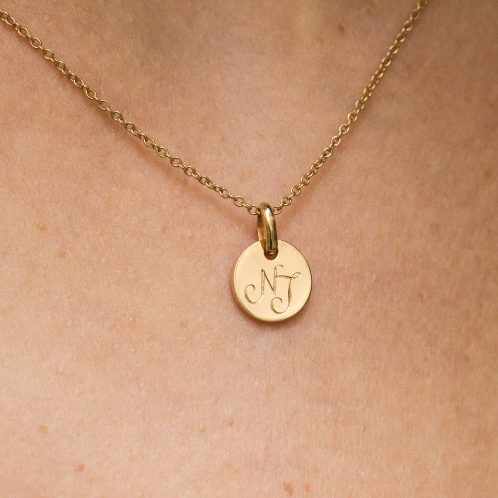 Petite médaille personnalisée initiales en or Fairmined. Bijou éthique et artisanal fabriqué à Paris.