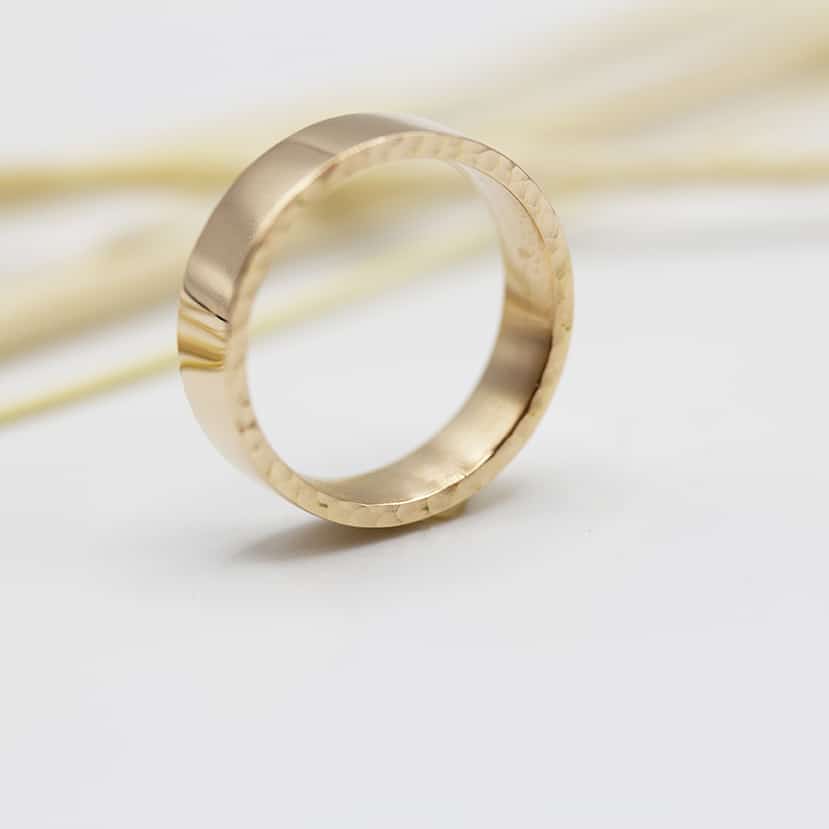 Alliance Ulysse Sarita - ruban 5 mm réalisée en or rose-champagne 18 carats Fairmined à Paris