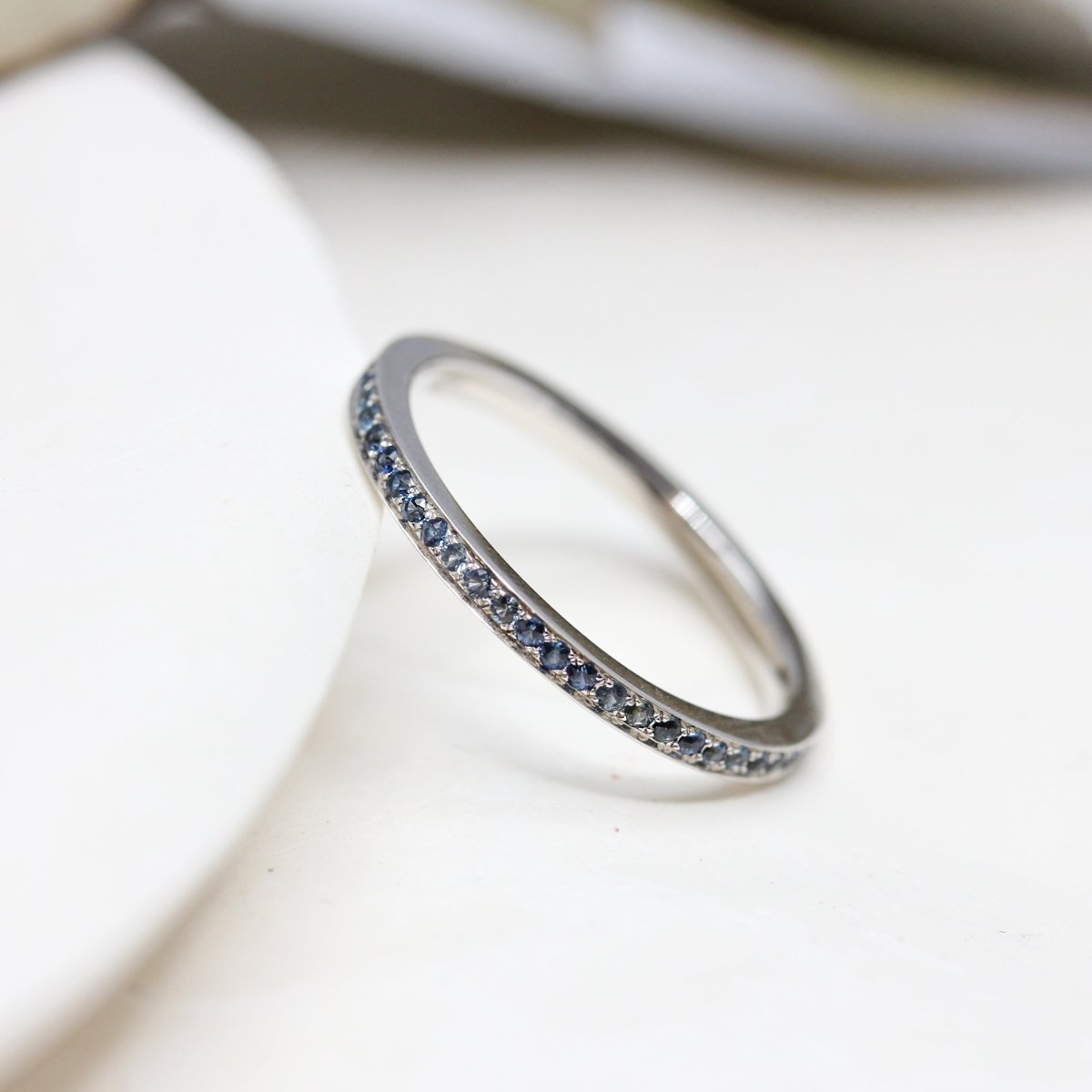 Bague alliance pavée saphirs bleus or blanc fairmined Mira