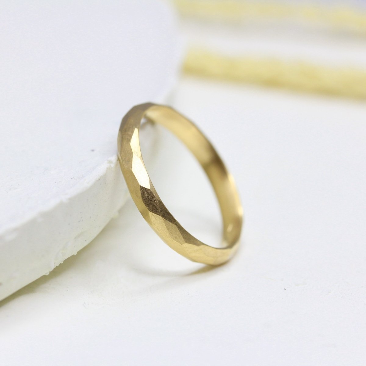 Alliance Nisma martelée demi-jonc 3 mm réalisée en or jaune éthique 18 carats Fairmined à Paris