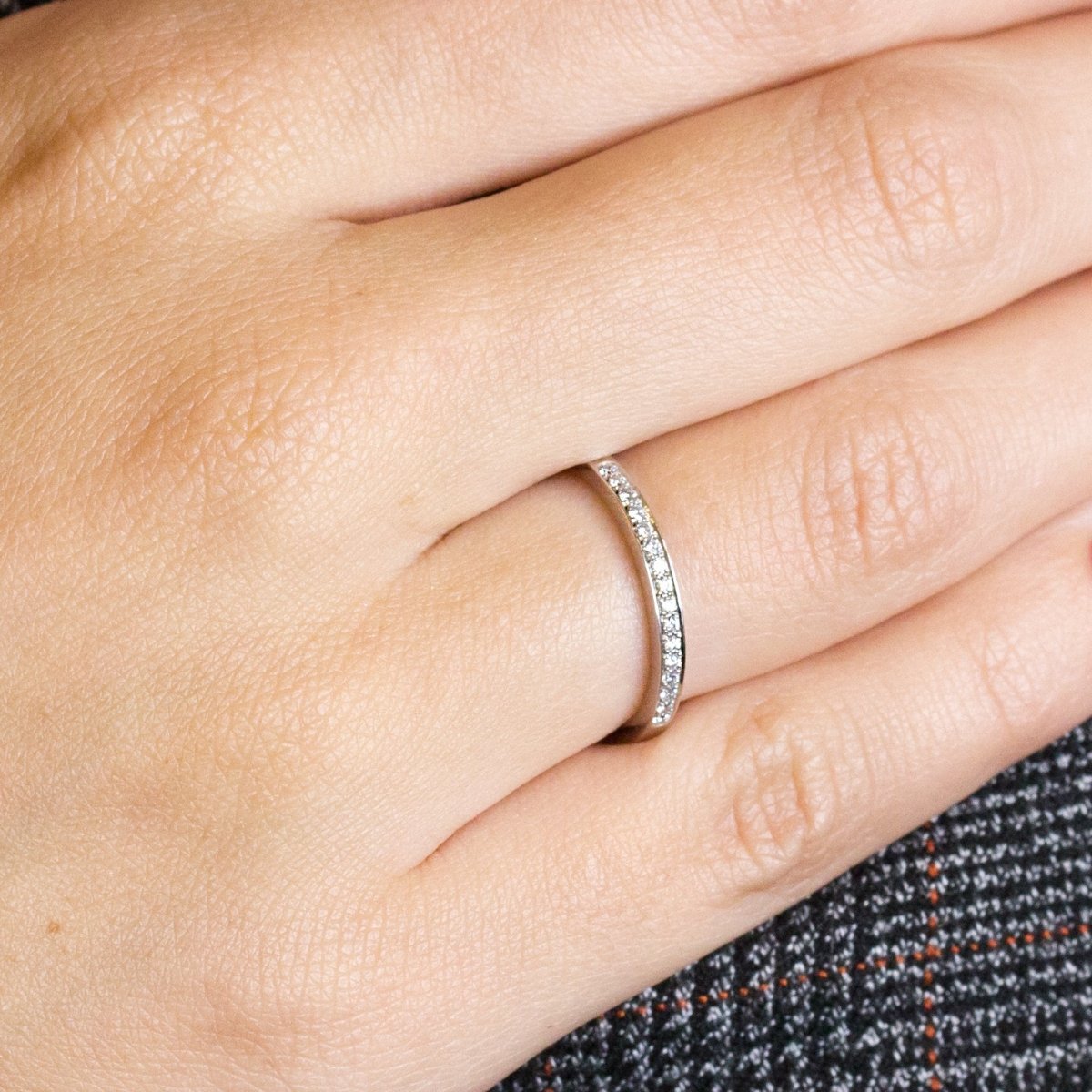 Alliance diamants de synthèse en or gris palladié éthique Fairmined, made in Paris.