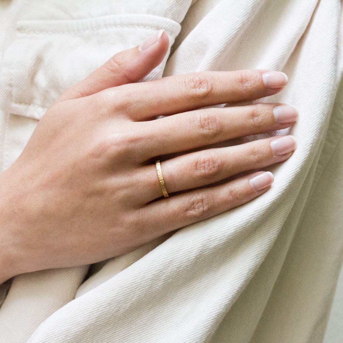 Alliance en or 18 carats Fairmined, texturée sur l'anneau.