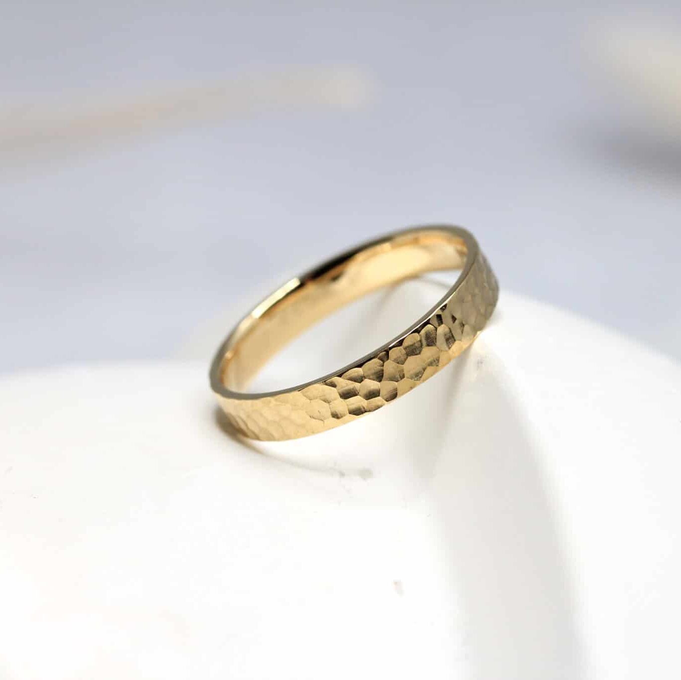 Alliance originale martelée Sarita - ruban 3 mm pour homme et femme réalisée en or jaune 18 carats Fairmined à Paris 