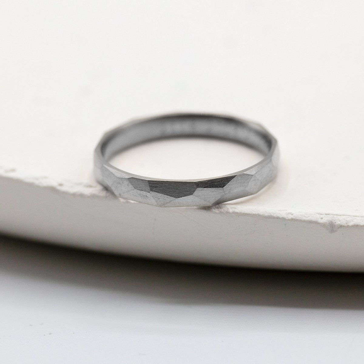 Alliance en or gris palladié 18 carats Fairmined.