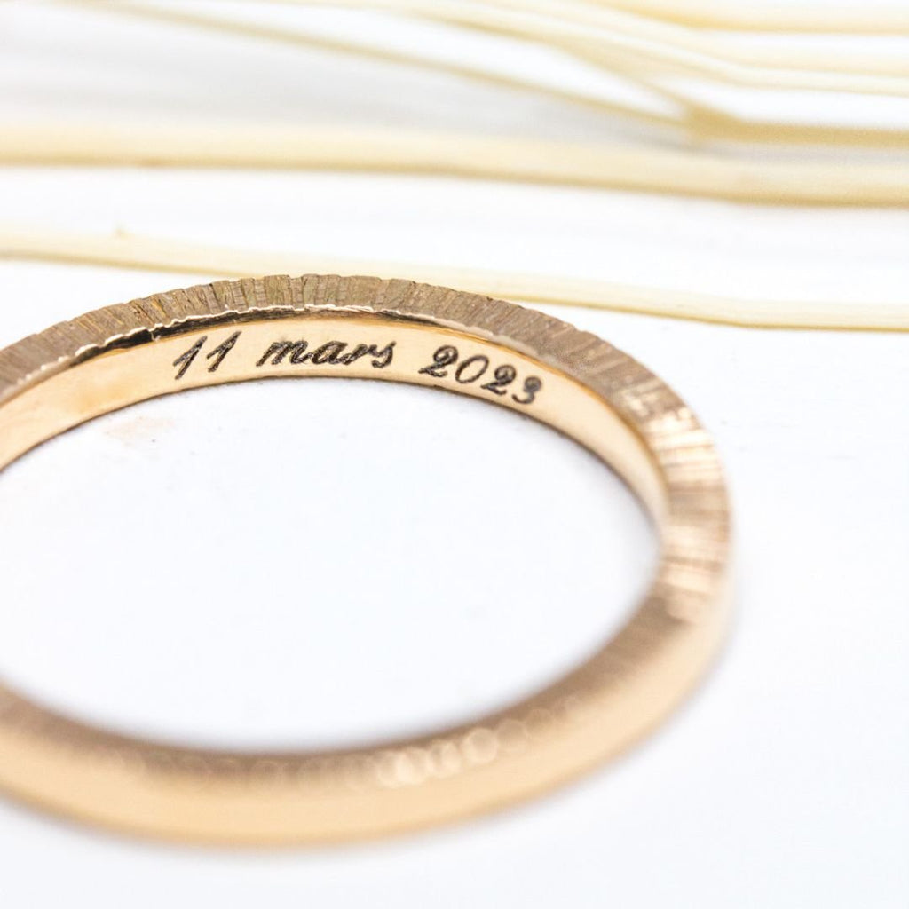 Alliance en or rose pour femme, avec une gravure à l'intérieur de l'anneau.