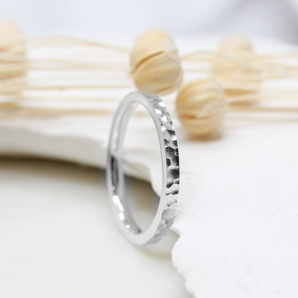 Alliance de mariage martelée en or blanc éthique Fairmined. Fabriquée à Paris dans notre atelier de joaillerie.