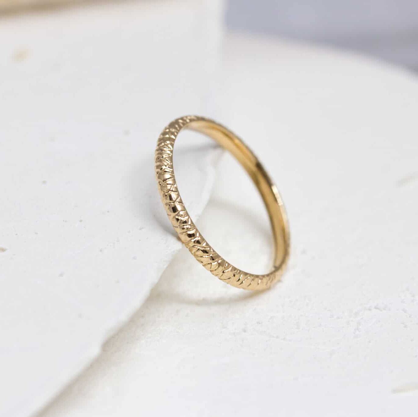 Alliance Rosa - bombée 2 mm motif texture craquelée réalisée en or jaune 18 carats Fairmined à Paris