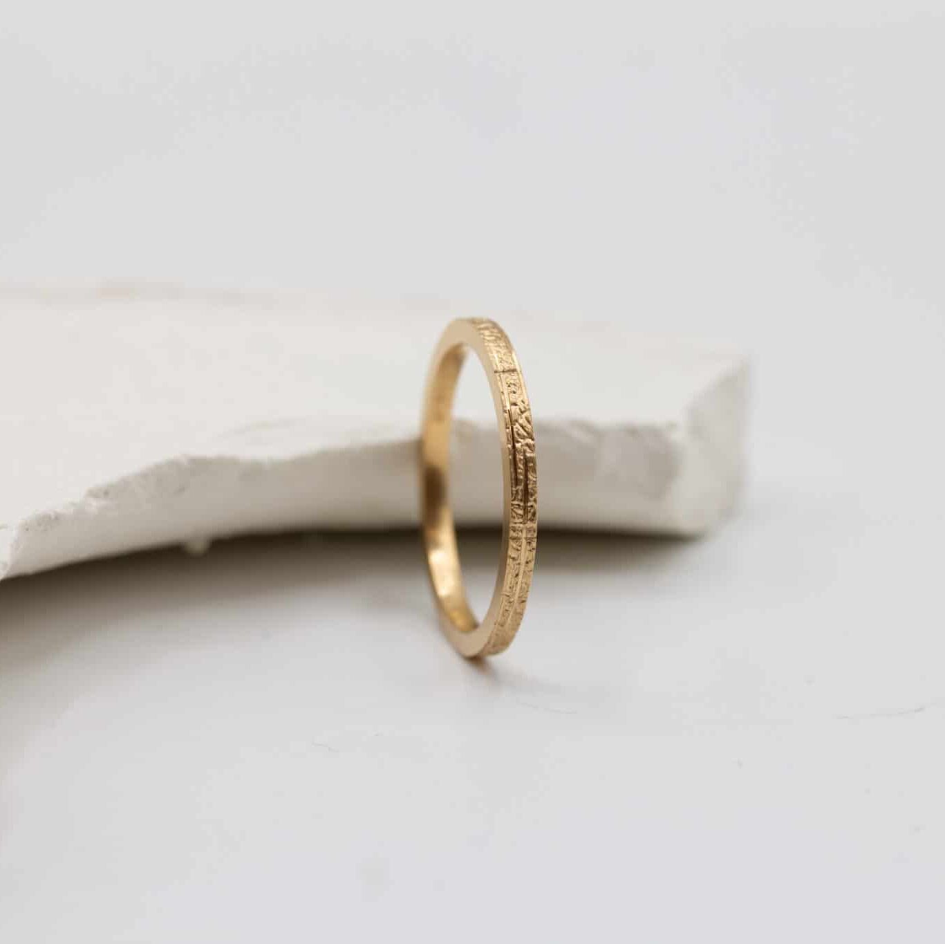 Alliance Hélia - ruban luxe 1,8 mm réalisée en or rose-champagne 18 carats Fairmined à Paris