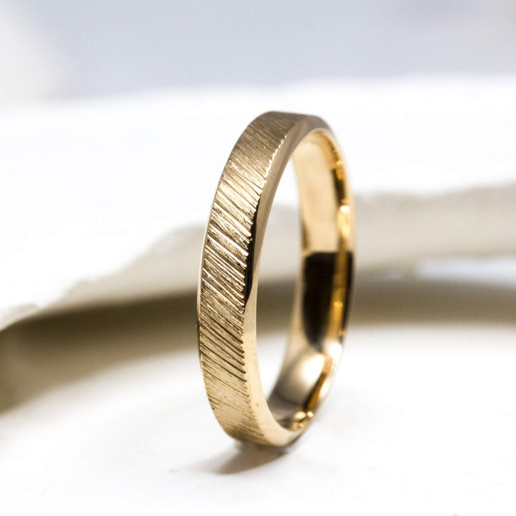 Alliance mariage originale éco-responsable en or rose Fairmined, fabriquée à Paris dans notre atelier de joaillerie.