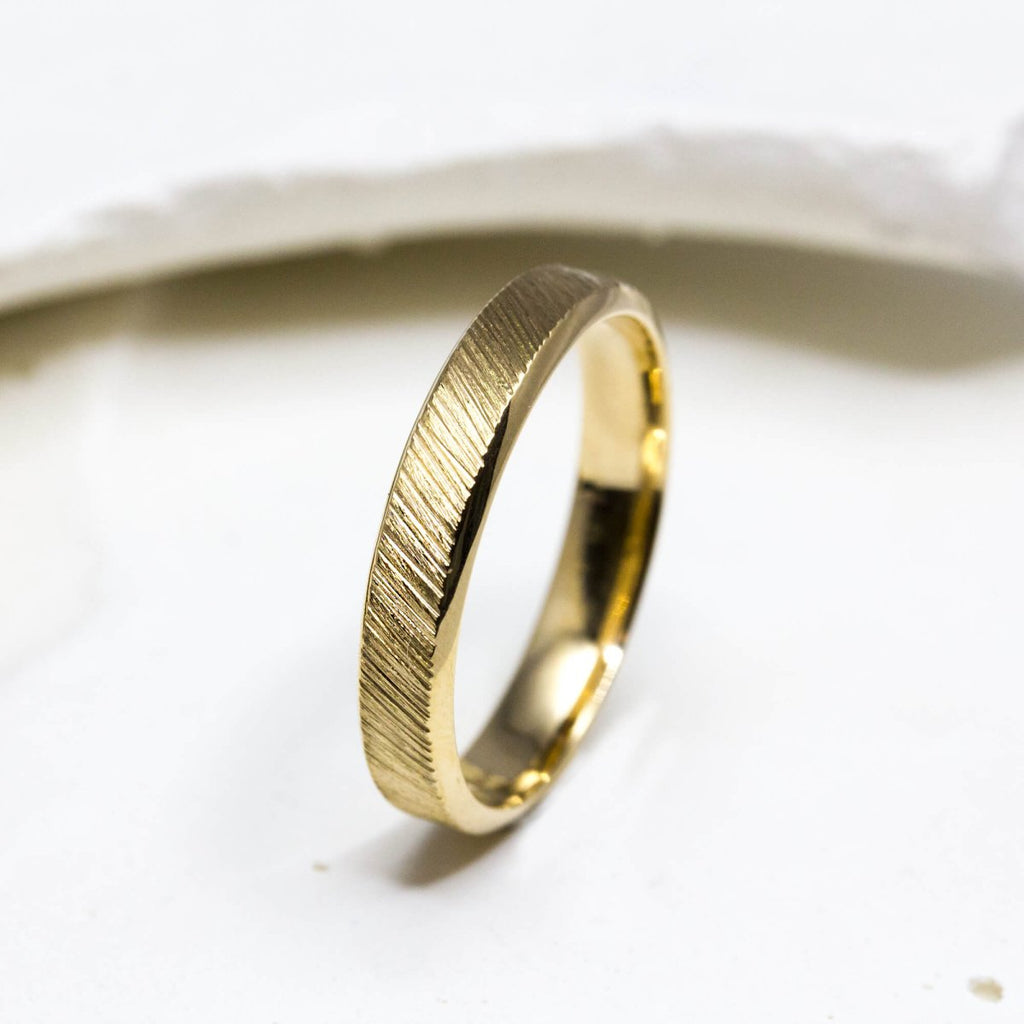 Alliance mariage éthique artisanale en or jaune 18 carats Fairmined.