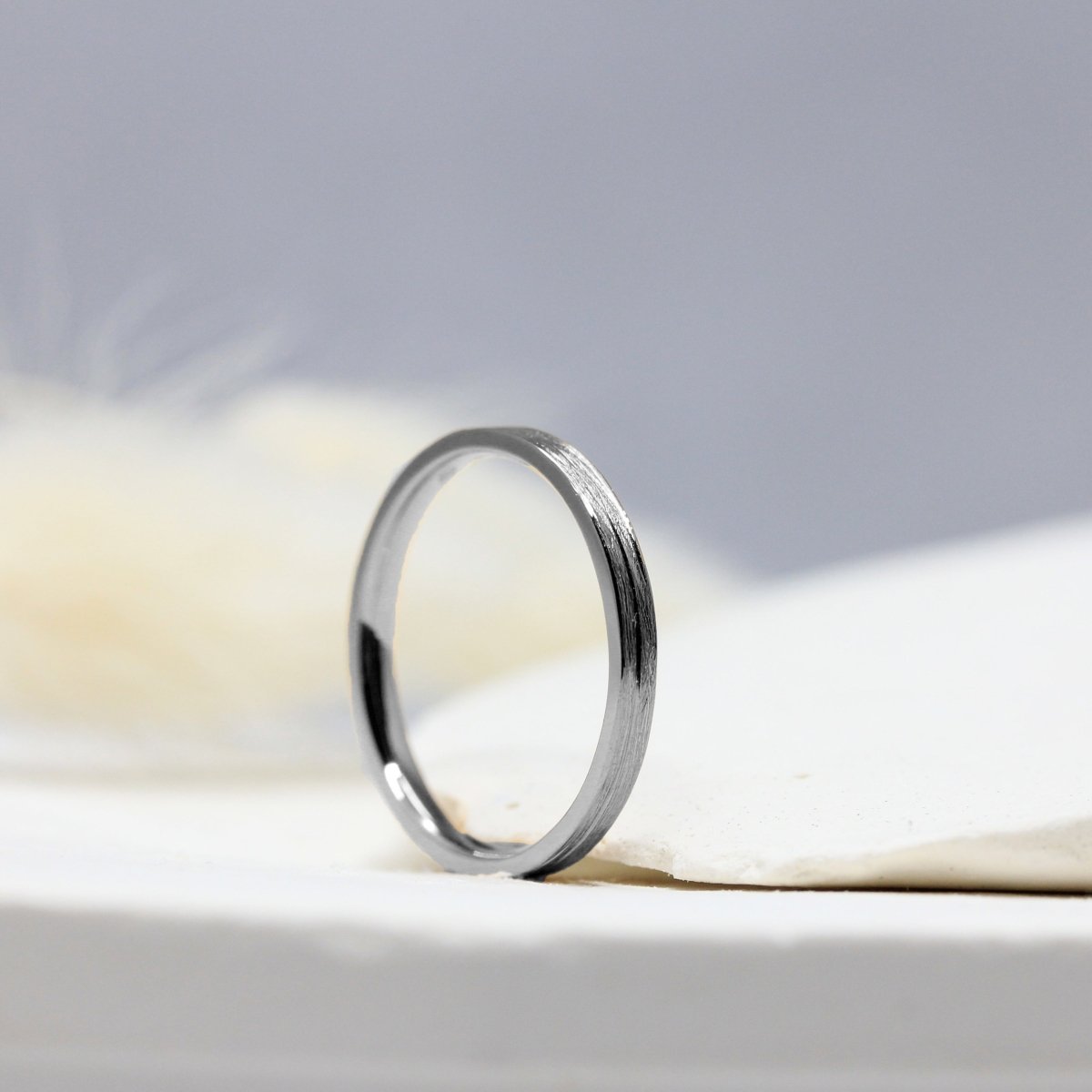 Alliance de mariage en or gris équitable Fairmined. Fabrication artisanale à Paris.