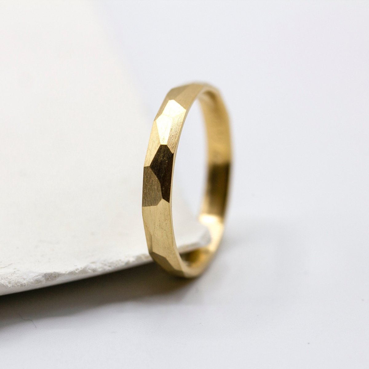 Alliance de mariage en or jaune 18 carats Fairmined, fabriquée en France, à Paris.