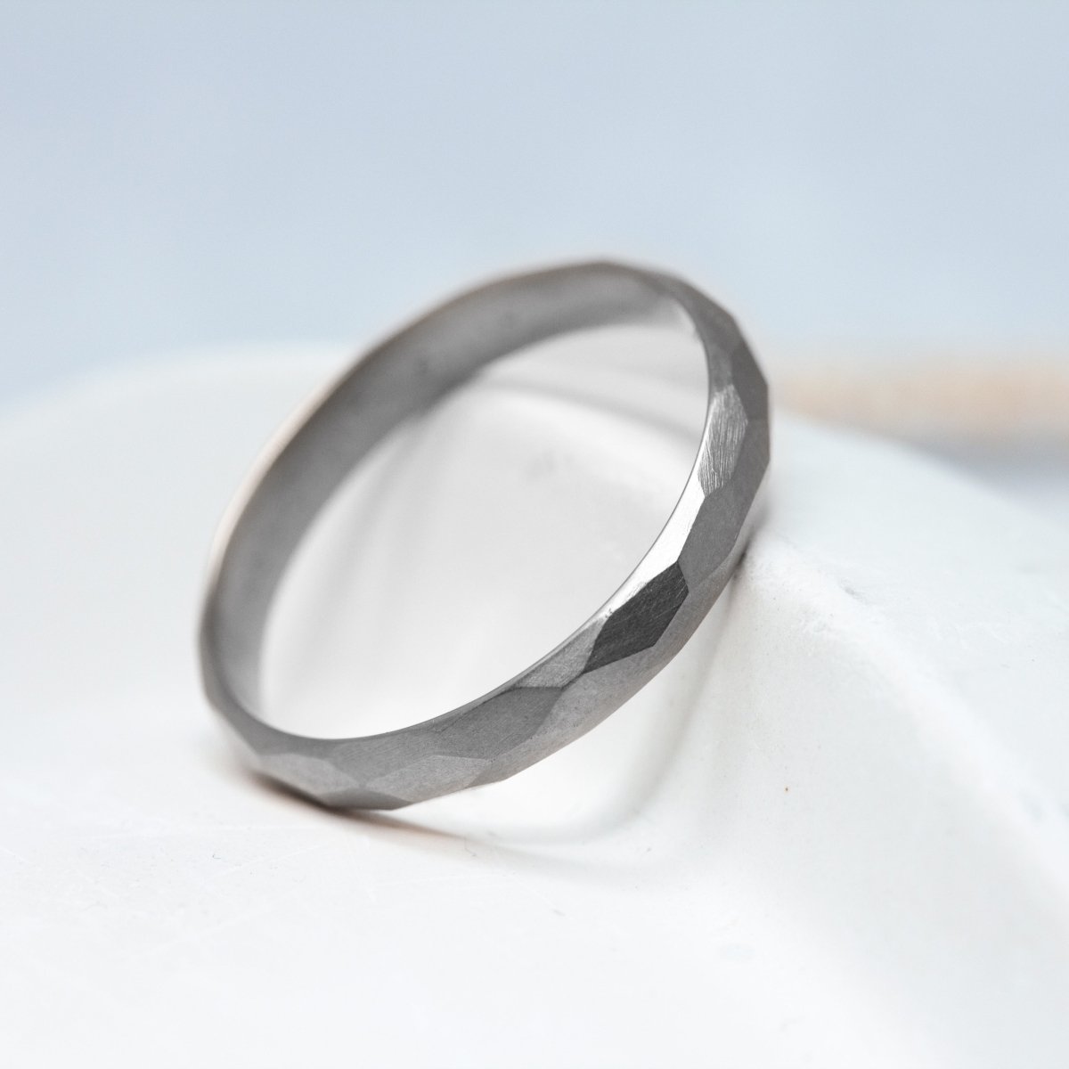 Alliance de mariage éco-responsable martelée en or gris palladié Fairmined