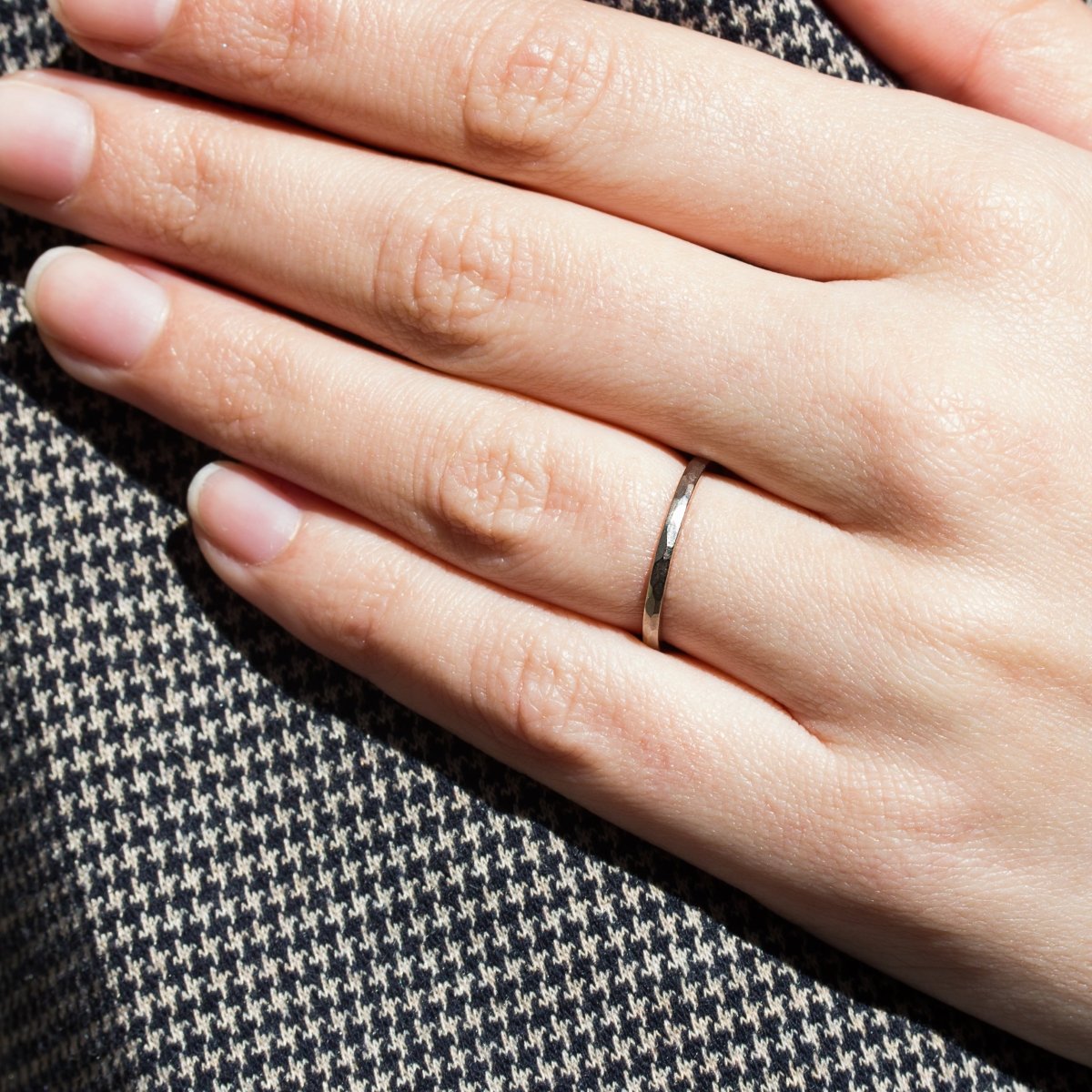 Alliance de mariage fine et originale en or équitable Fairmined, fabriquée à Paris dans notre atelier de joaillerie.