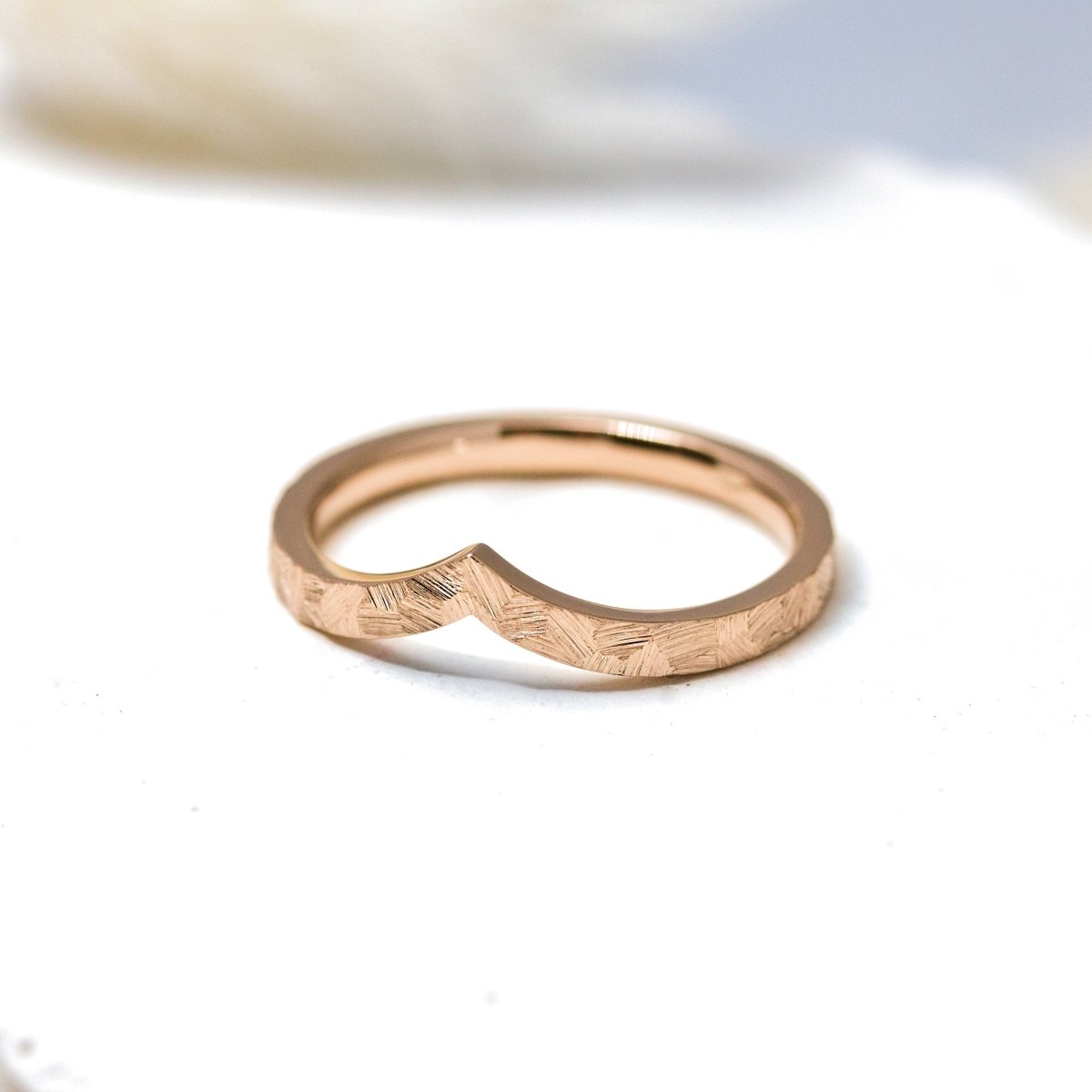 Alliance de mariage en v en or rouge éthique Fairmined. Réalisée dans notre atelier de joaillerie à Paris.