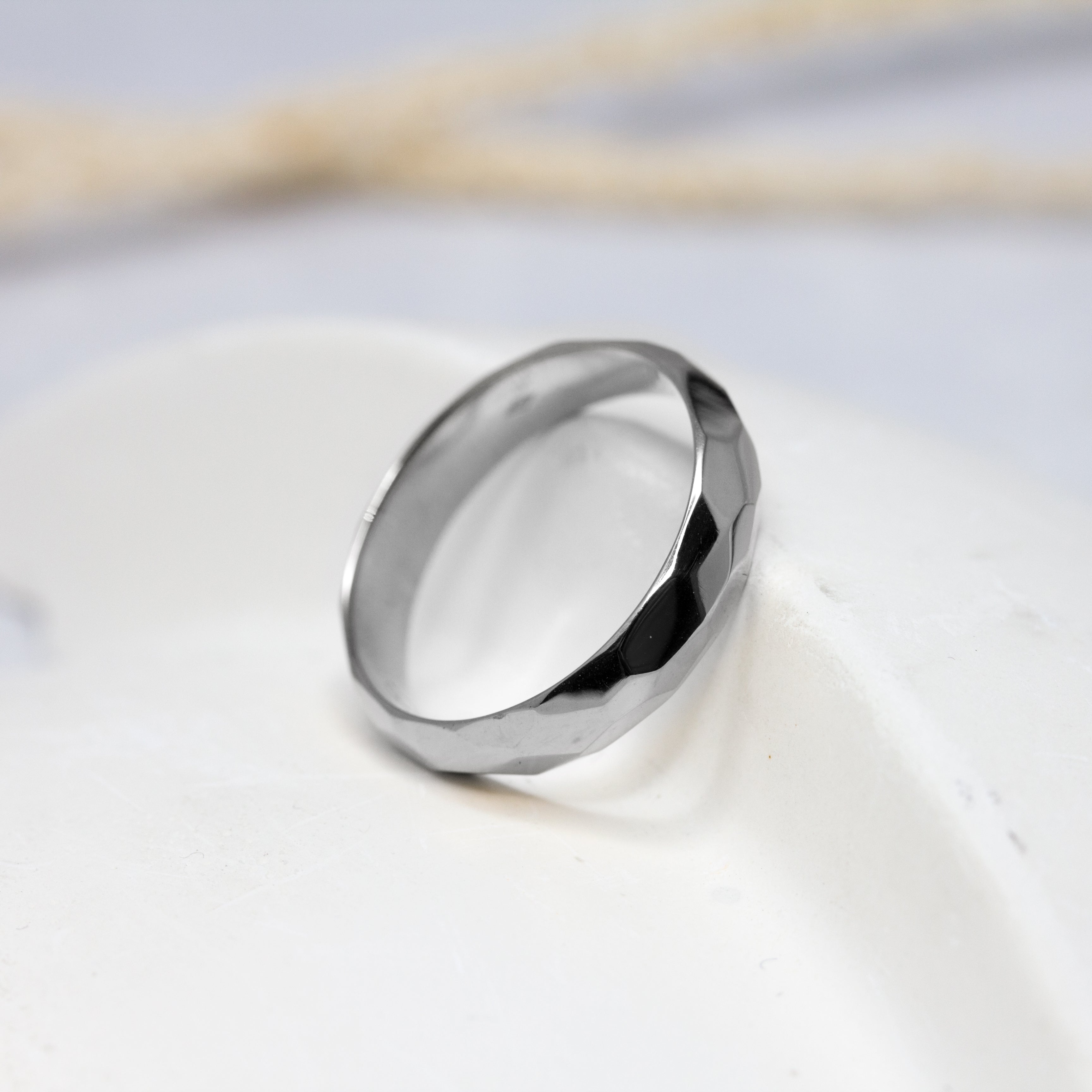 Alliance de mariage large et originale en or gris palladié éthique Fairmined.