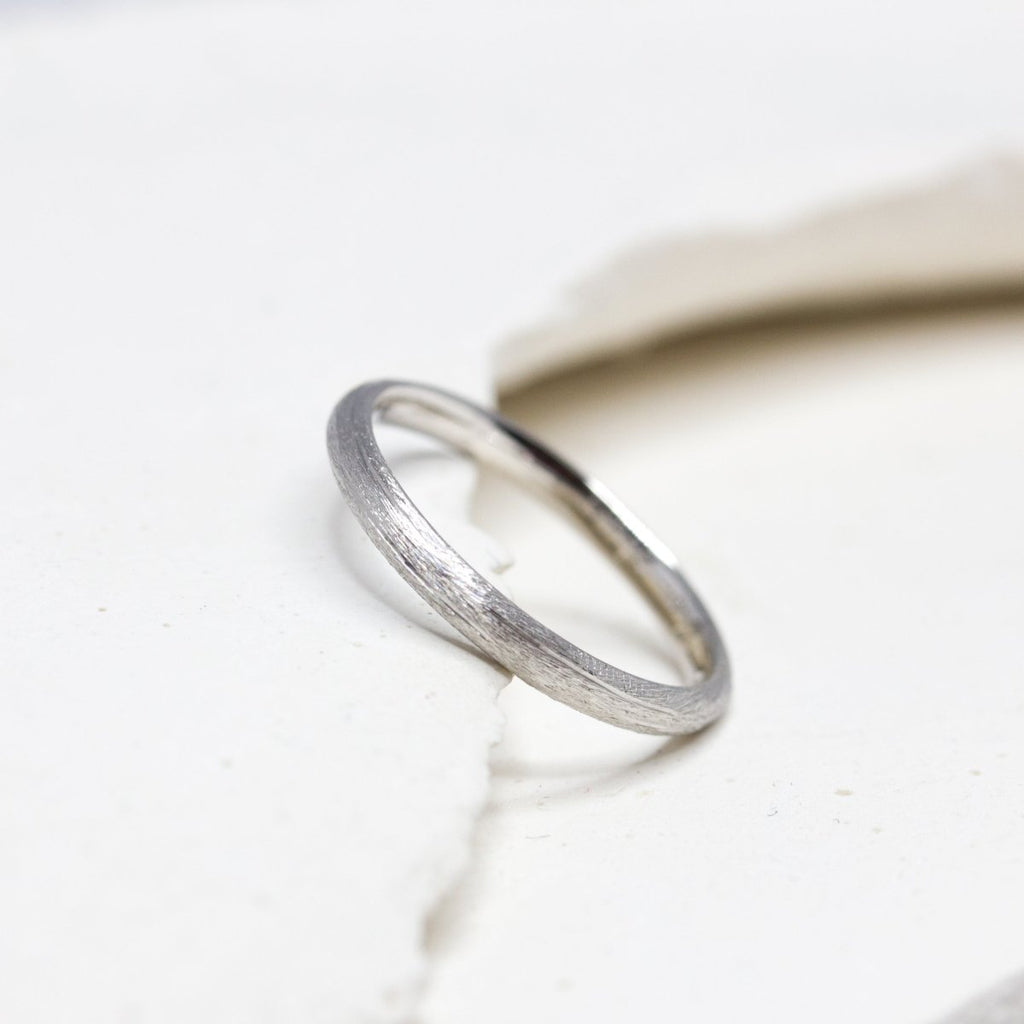 Alliance de mariage éco-responsable en or blanc. Fabriquée à Paris dans notre atelier de joaillerie.