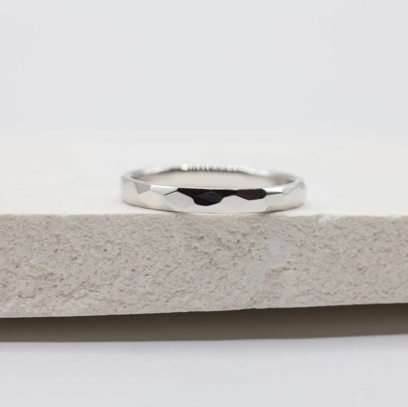 Alliance Isilde - ruban 3 mm réalisée en or blanc 18 carats Fairmined à Paris