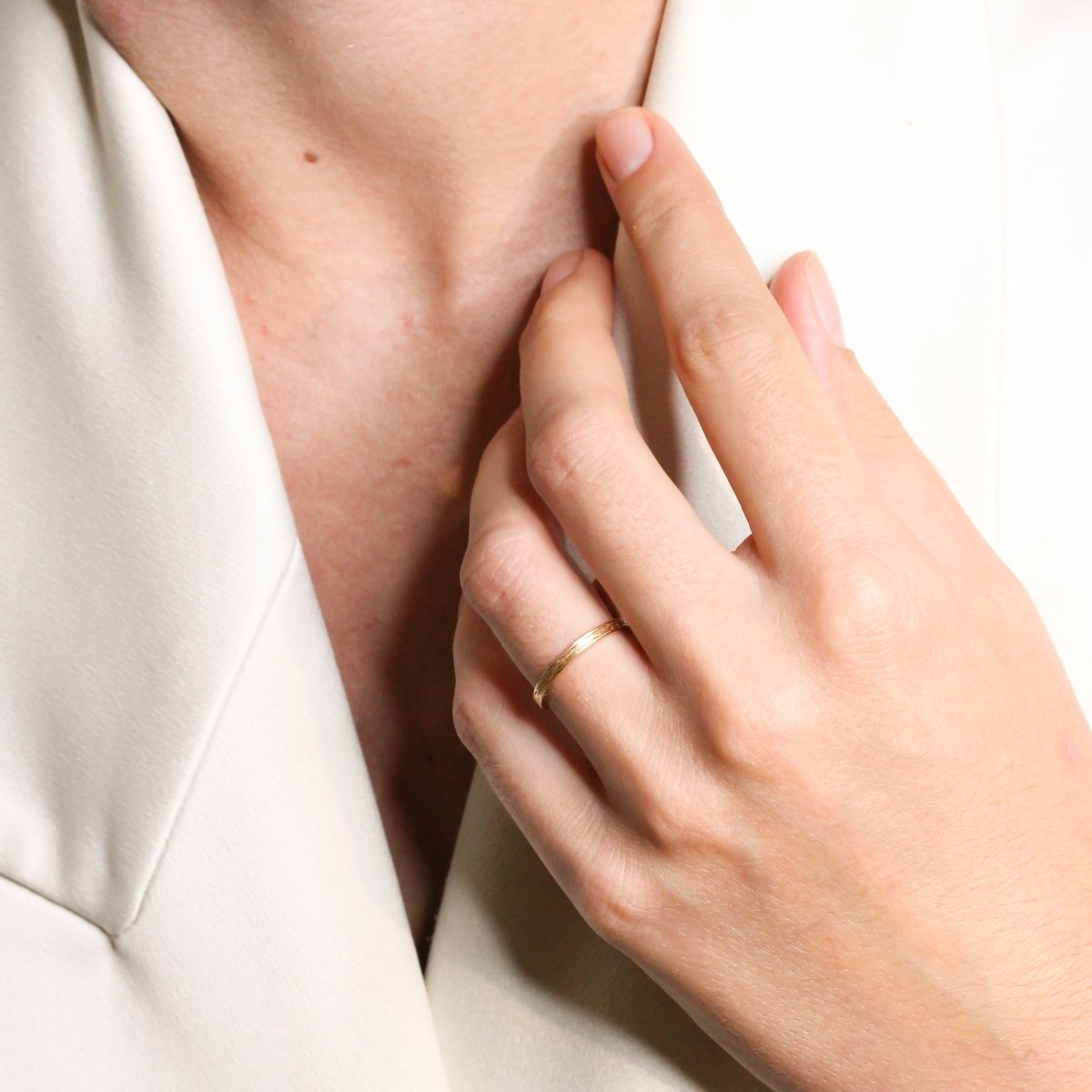 Alliance de mariage originale en or brossée Fairmined, fabriquée à Paris