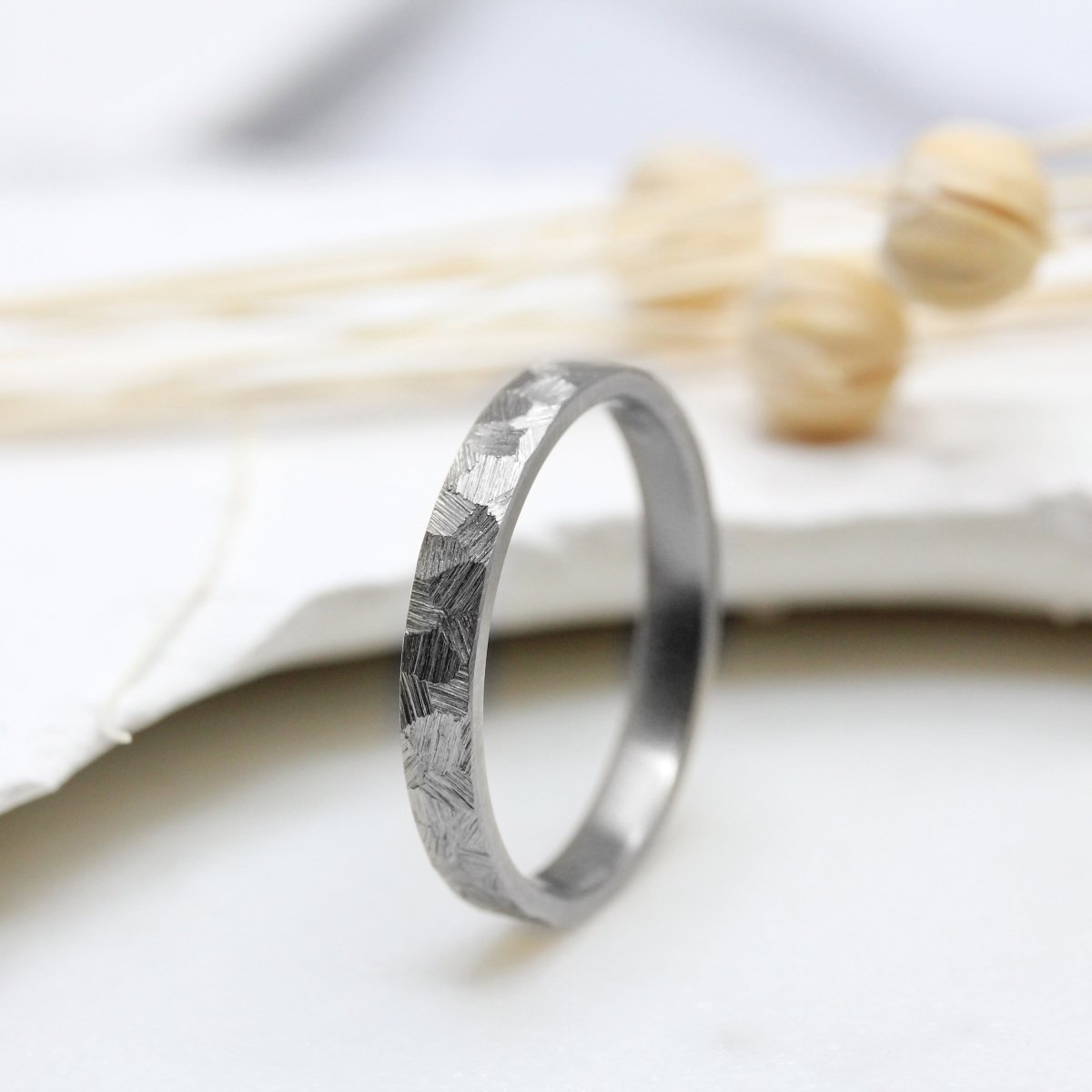 Alliance texturée en or gris palladié 18 carats Fairmined.