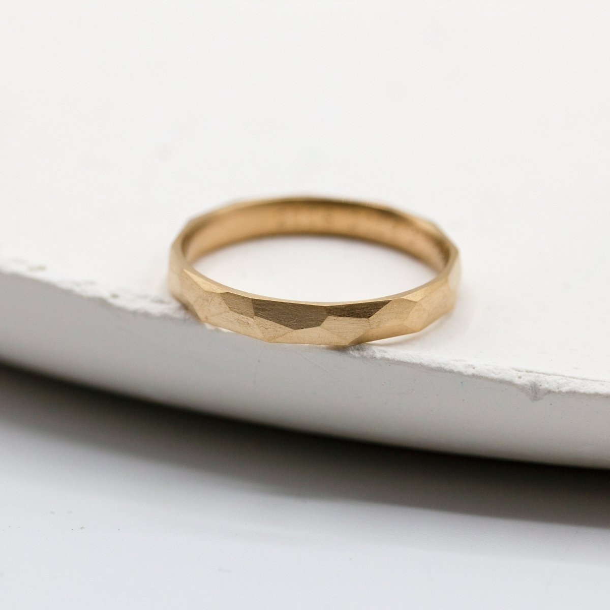 Alliance de mariage en or rose Fairmined 18 cratas. Alliance éthique et artisanale