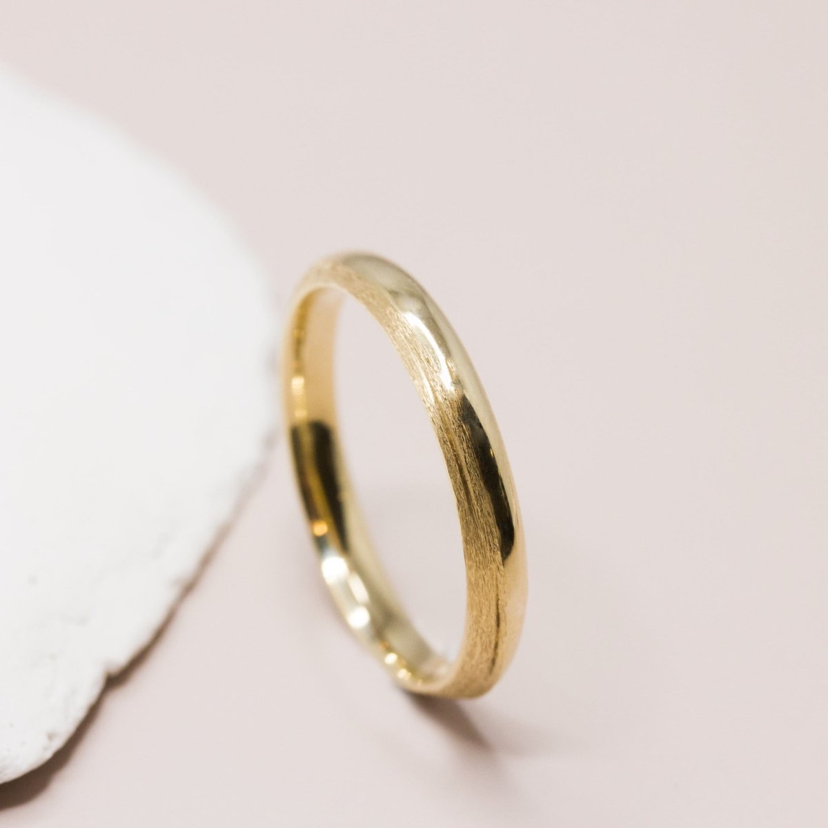 Anneau texturé brossé de mariage en or équitable homme et femme fait à paris