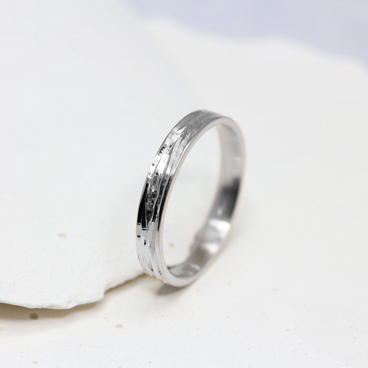 Alliance de mariage originale en or blanc éthique Fairmined. Fabriquée à Paris dans notre atelier de joaillerie.