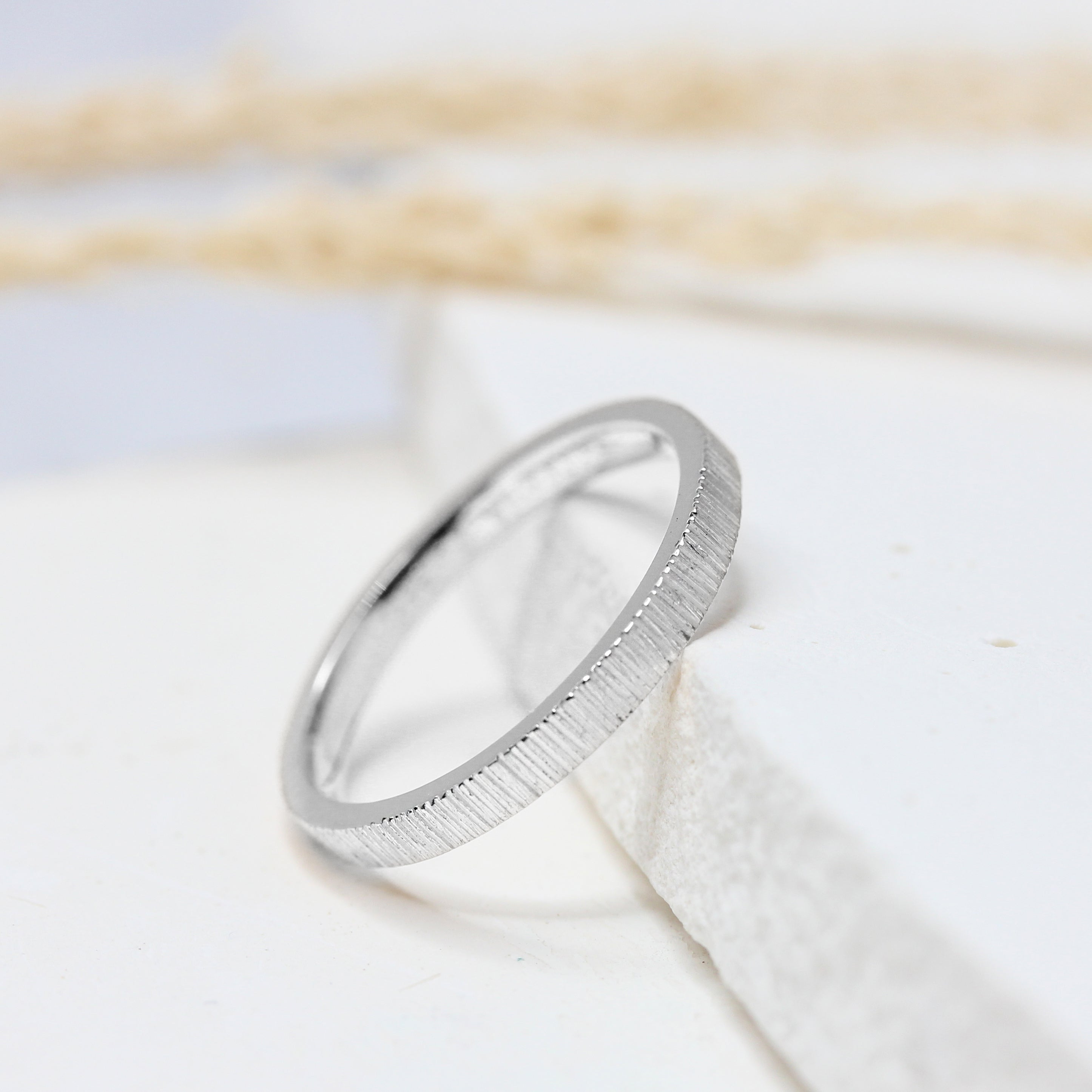 Alliance de mariage en or blanc 18 carats Fairmined. Joaillerie éthique et artisanale.