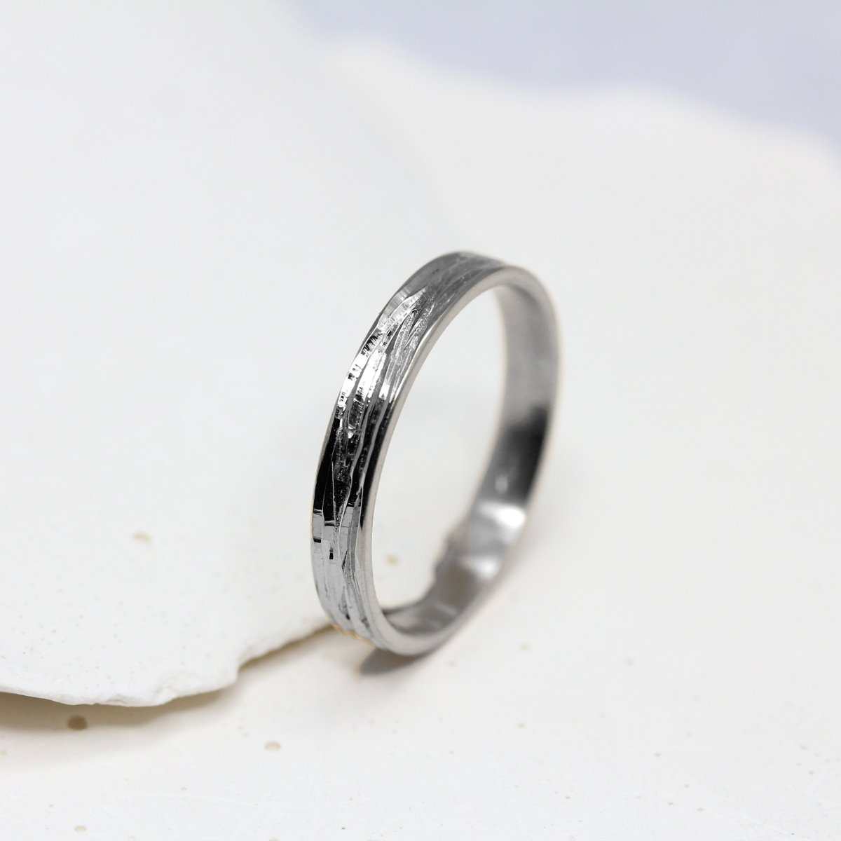 Alliance de mariage originale en or gris palladié 18 carats Fairmined. Fabrication artisanale et éthique.