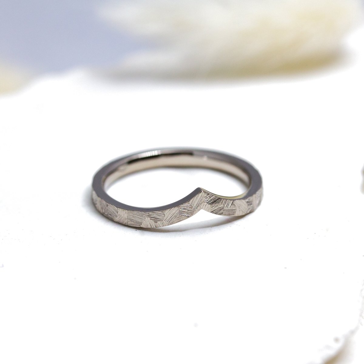 Alliance de mariage incurvée en or gris palladié Fairmined. Fabrication artisanale française