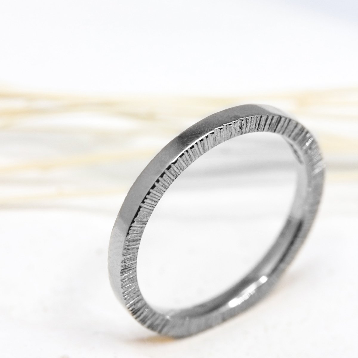 Alliance en or gris palladié Fairmined éthique, fabriquée dans notre atelier de joaillerie à Paris.