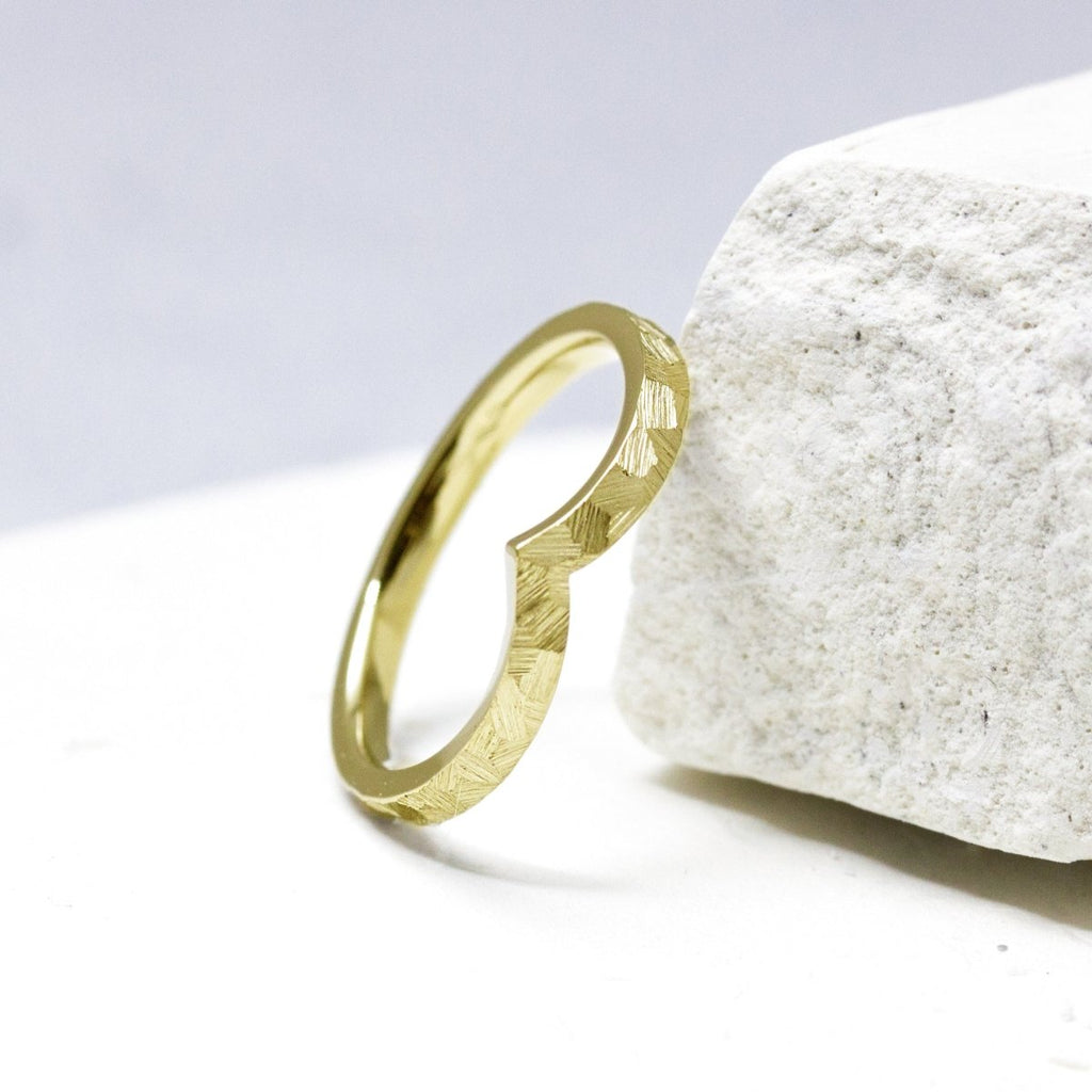 Alliance de mariage originale en or jaune 18 carats Fairmined. Fabriquée à Paris par les mains de nos joailliers.