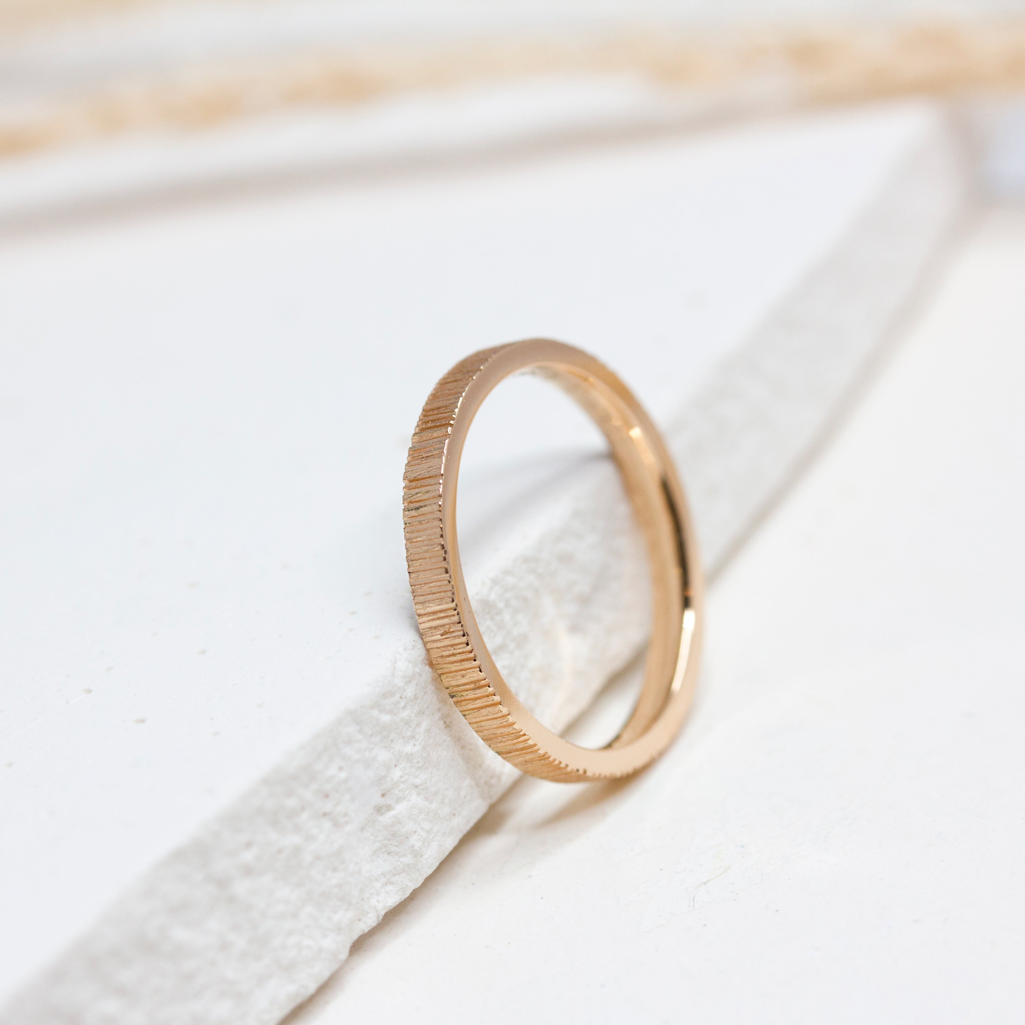 Alliance en or rouge fabriquée artisanalement à Paris avec de l'or éthique Fairmined.