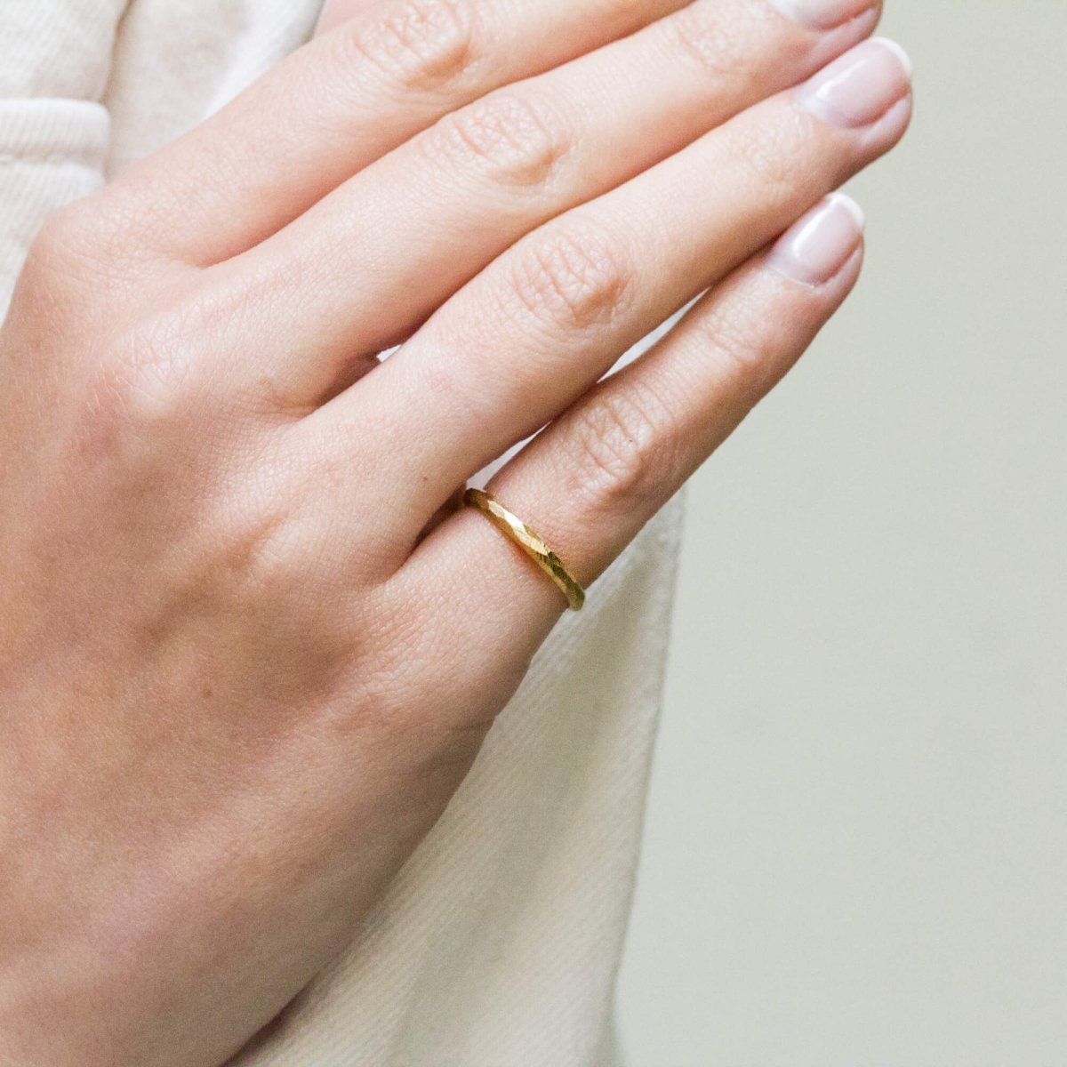 Alliance texturée en or Fairmined.