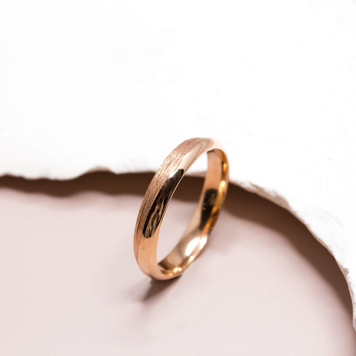 Alliance de mariage en or rouge équitable.