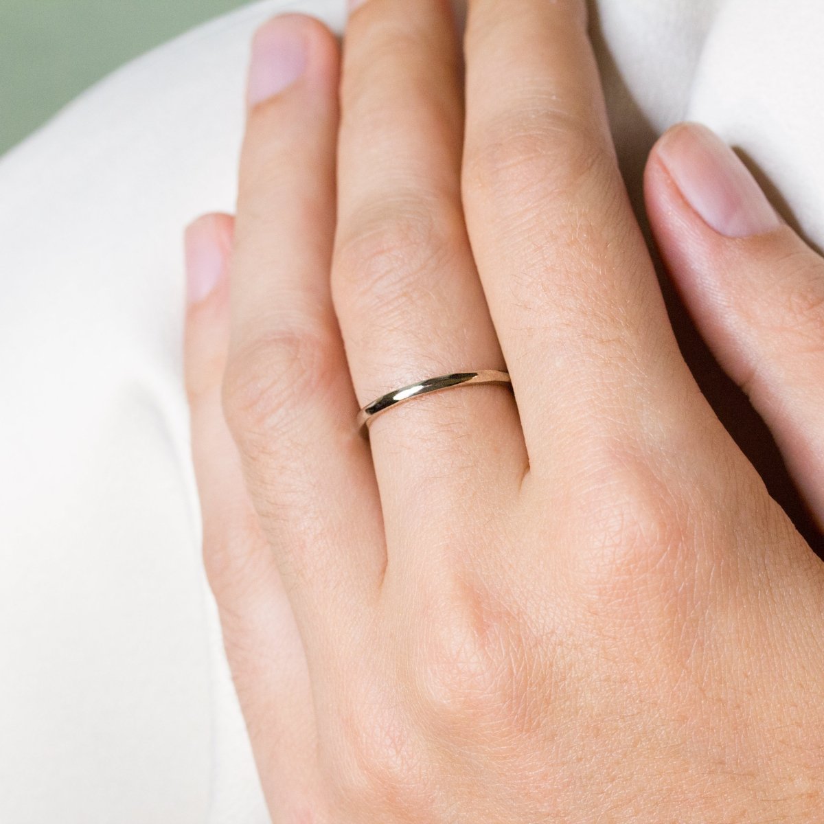 Alliance mariage martelée en or éthique Fairmined 18 carats, fabriquée à Paris.