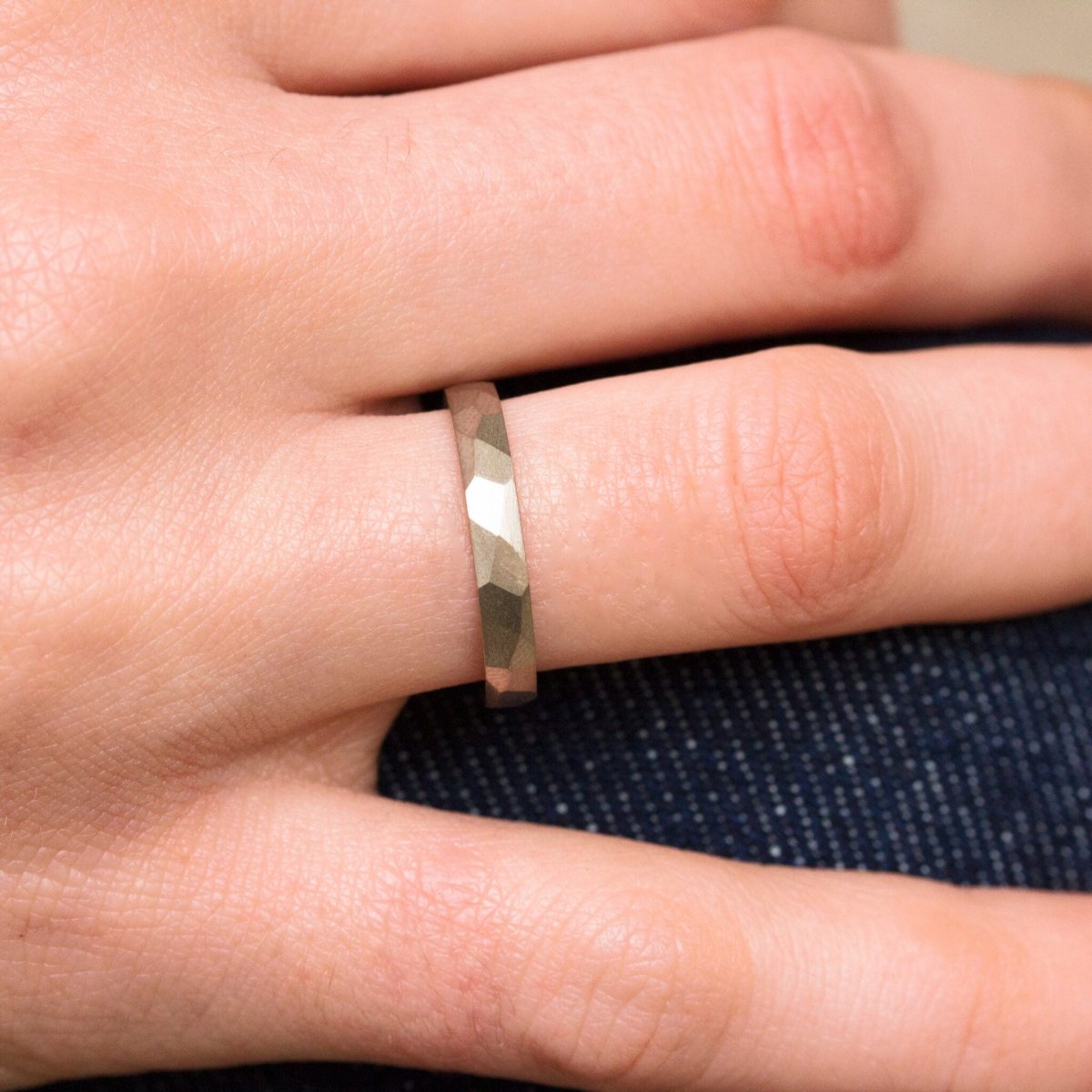 Alliance Nisma - ruban 3 mm réalisée en or gris palladié 18 carats Fairmined à Paris