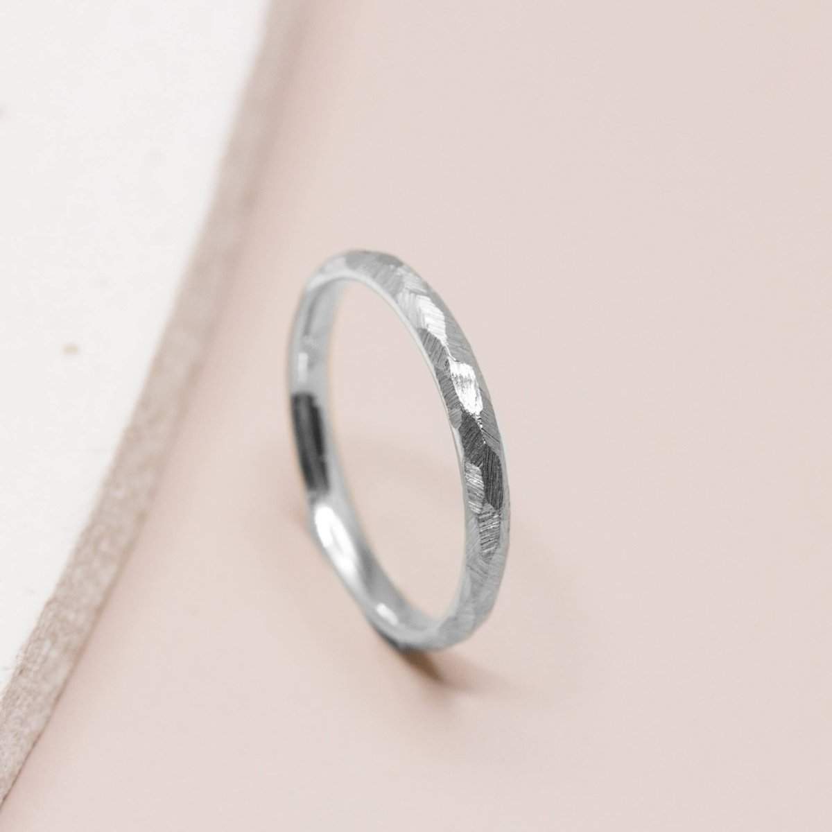 Alliance de mariage originale en or blanc 18 carats Fairmined.