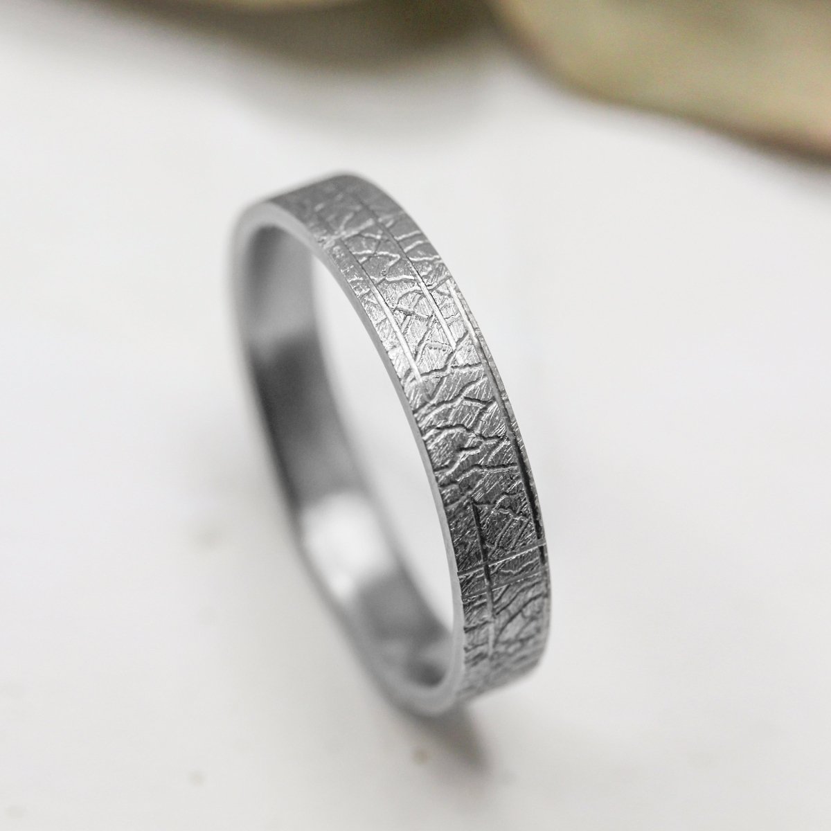 Alliance mariage en or gris palladié 18 carats Fairmined. Fabrication éthique et artisanale à Paris.