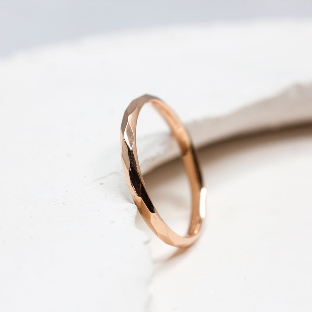 Alliance de mariage éco-responsable en or rouge Fairmined fabriqué dans notre atelier de joaillerie à Paris